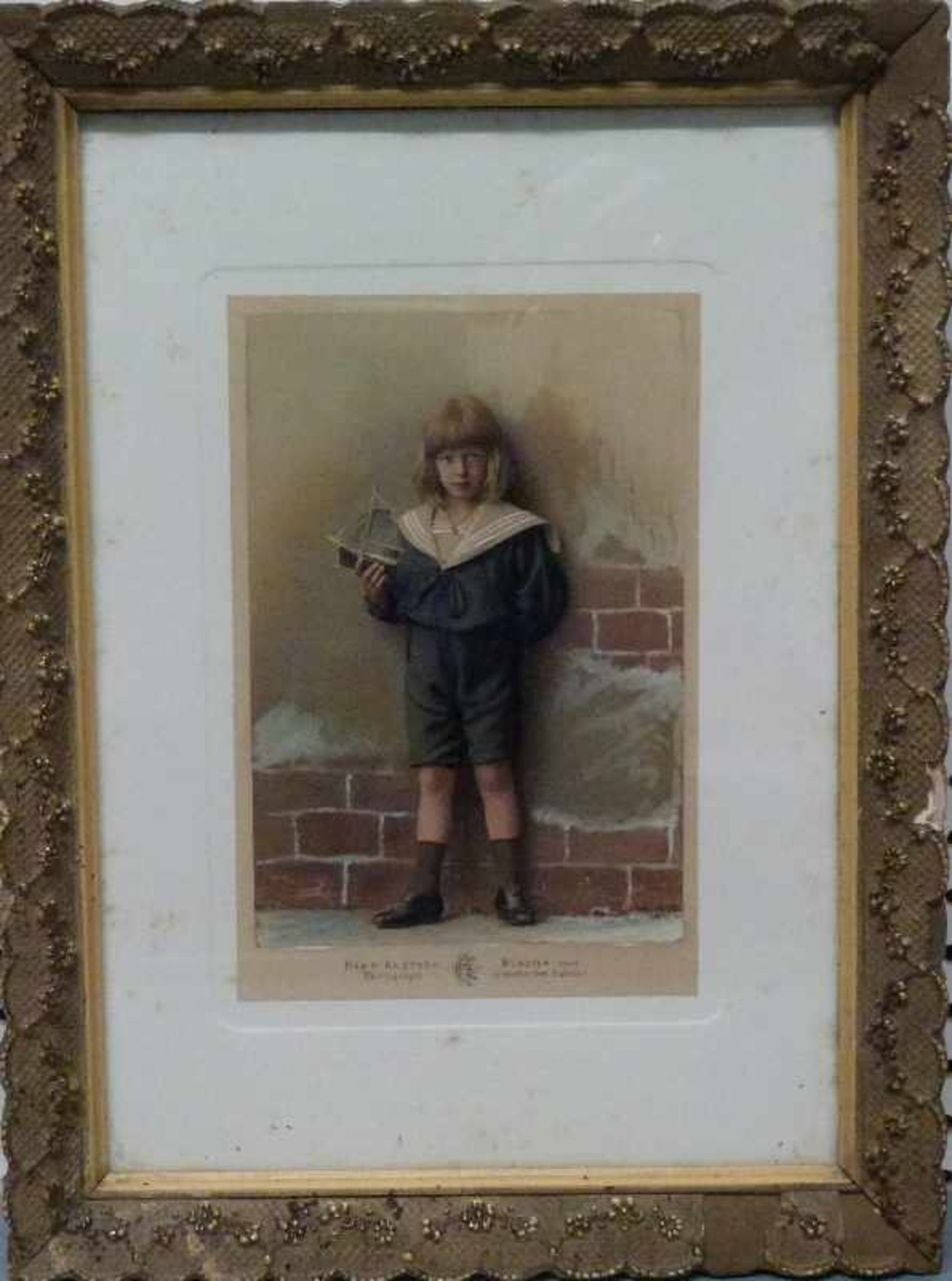 Kinderportrait, H. Knetsch, Münster, 1898 coloriertes Foto, vor Mauer stehender Knabe im - Bild 2 aus 2