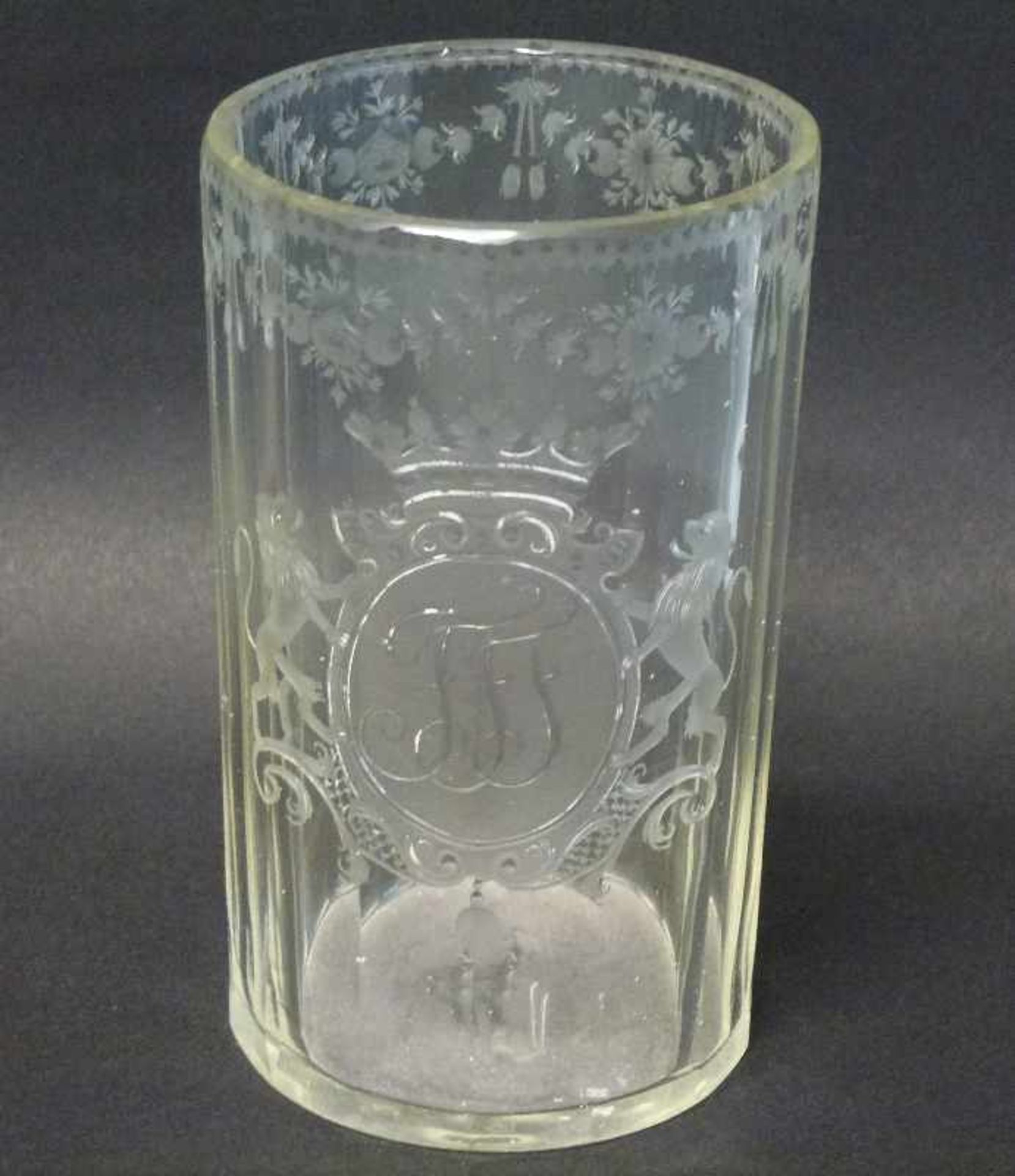 Barockglas, 2.Hälfte 18.Jh. klar, vielkantig zylindrisch, bekrönte Rocaille-Kartusche von Löwen