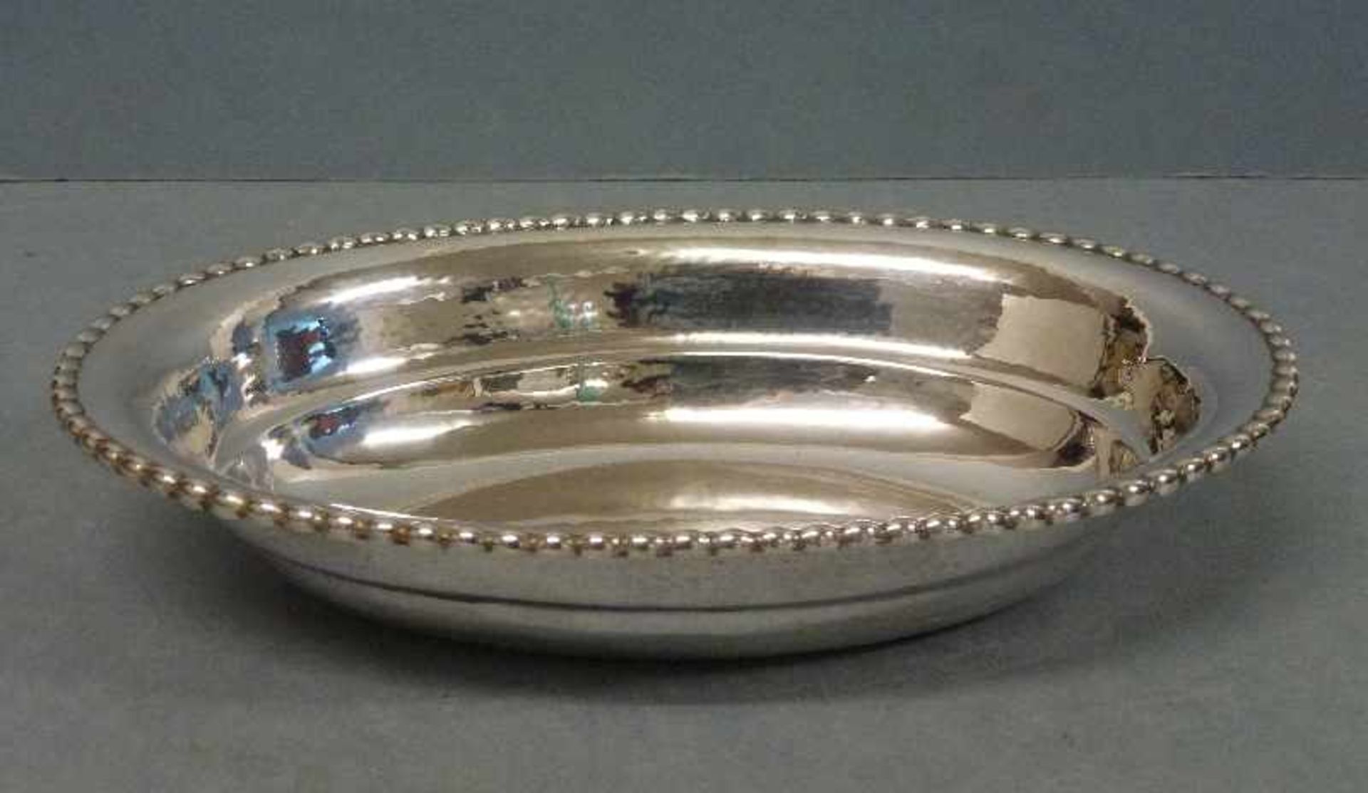 art-deco-Brotschale, 800er Silber, um 1930 oval, Perlrand, Hammerschlagdekor, Dm 29 cm, 438 g - Bild 2 aus 2