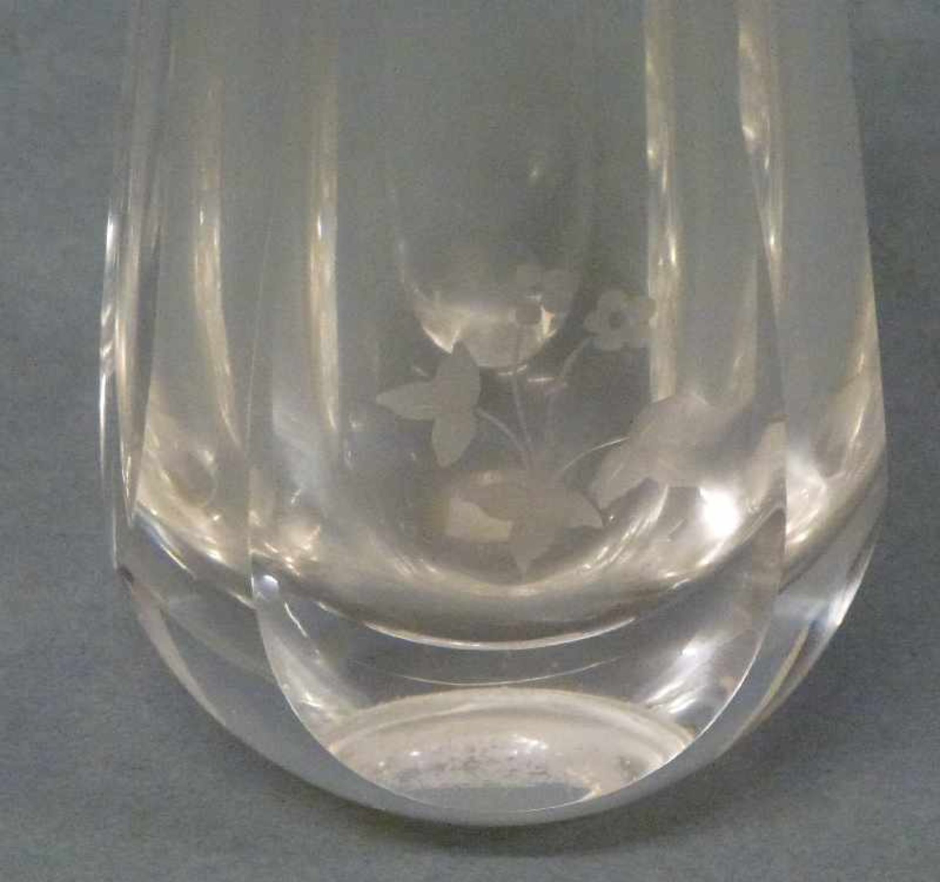 Vase tropfenförmig, klar, flächig geschliffen, Blume im Mattschliff, Ritzsign., H 15 cm - Bild 2 aus 3