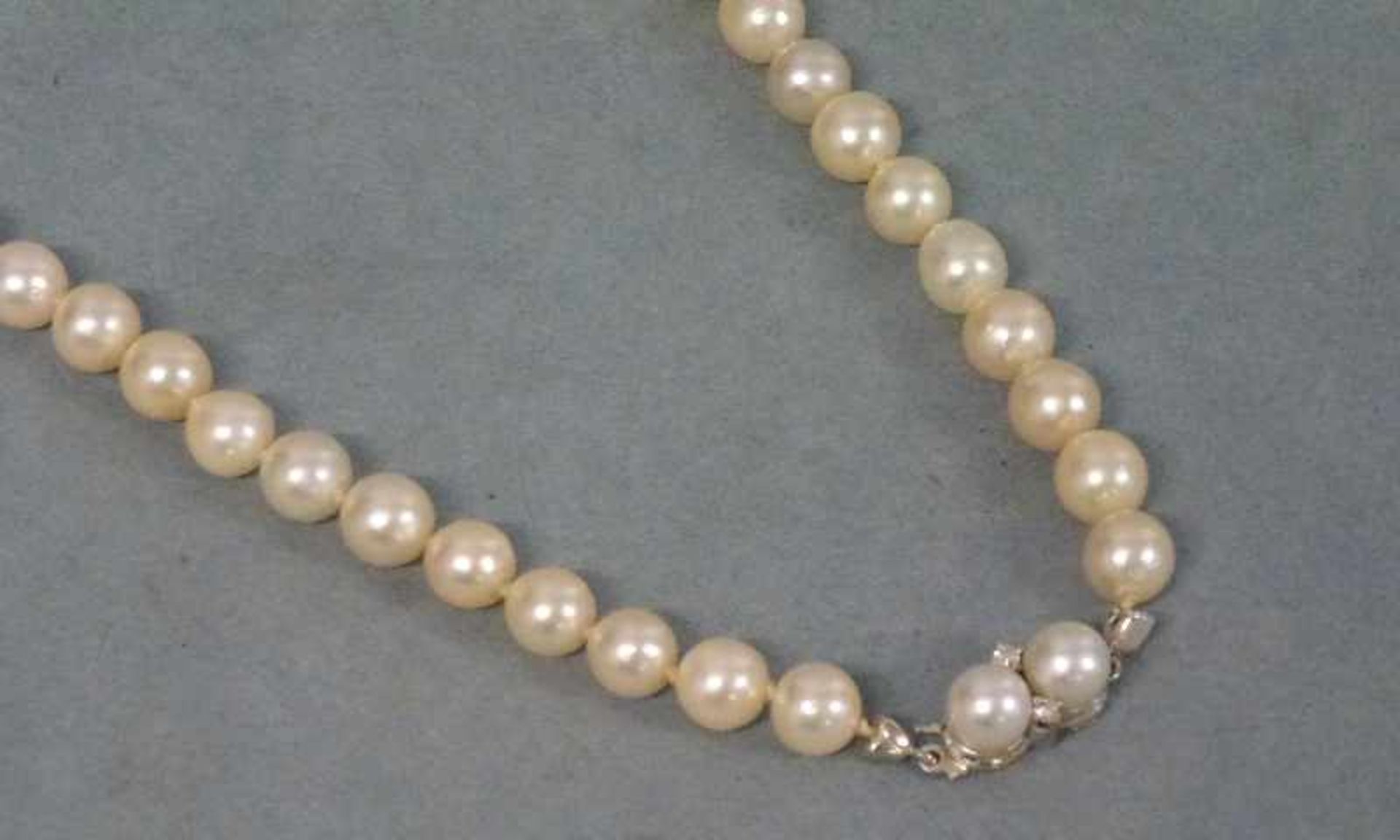 Perlenkette, 585er Weissgoldschloss 85 Perlen 7mm, Schloss m. 2 Perlen u. 2 Brillanten ca. 0,5