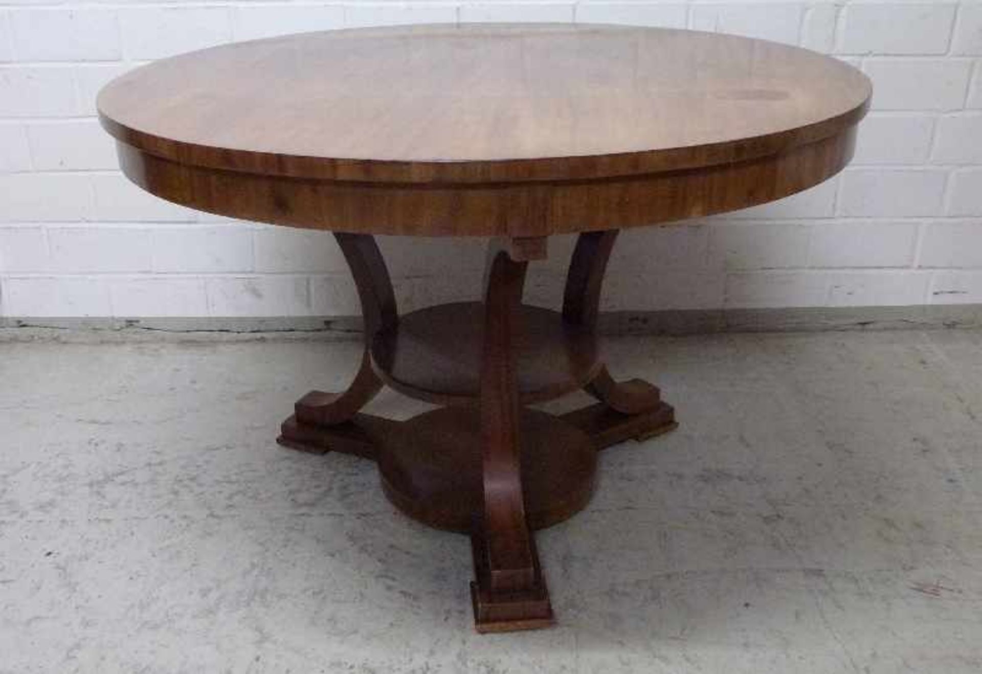Art deco-Tisch, um 1920 Mahagoni, rund, 3 eingeschwungene Beine, Ablageplatte, 77x121 cm