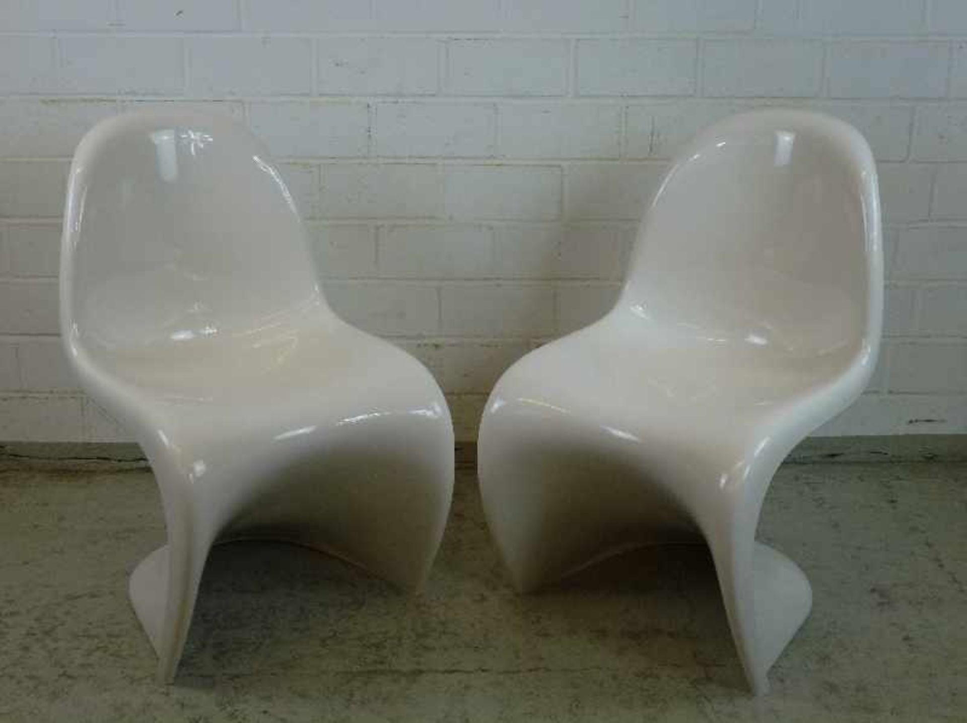 2 Panton Chairs, 1979 weißer Kunststoff, minimale Gebrauchsspuren, H/Sh 84/42cm