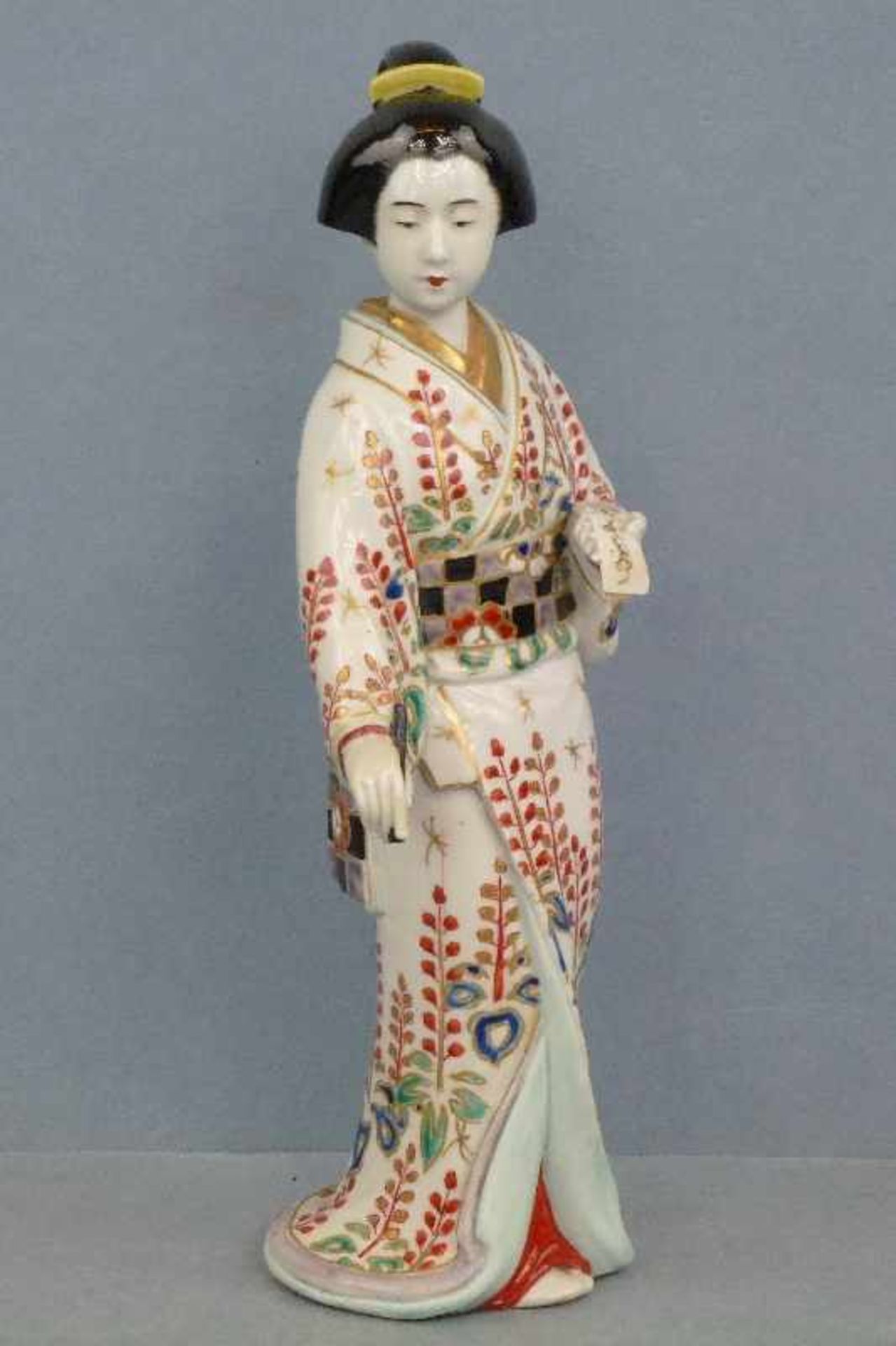 Geisha, Japan, 19.Jh. Porzellan, polychrom bemalt, stehende Japanerin im Kimono, Stift und
