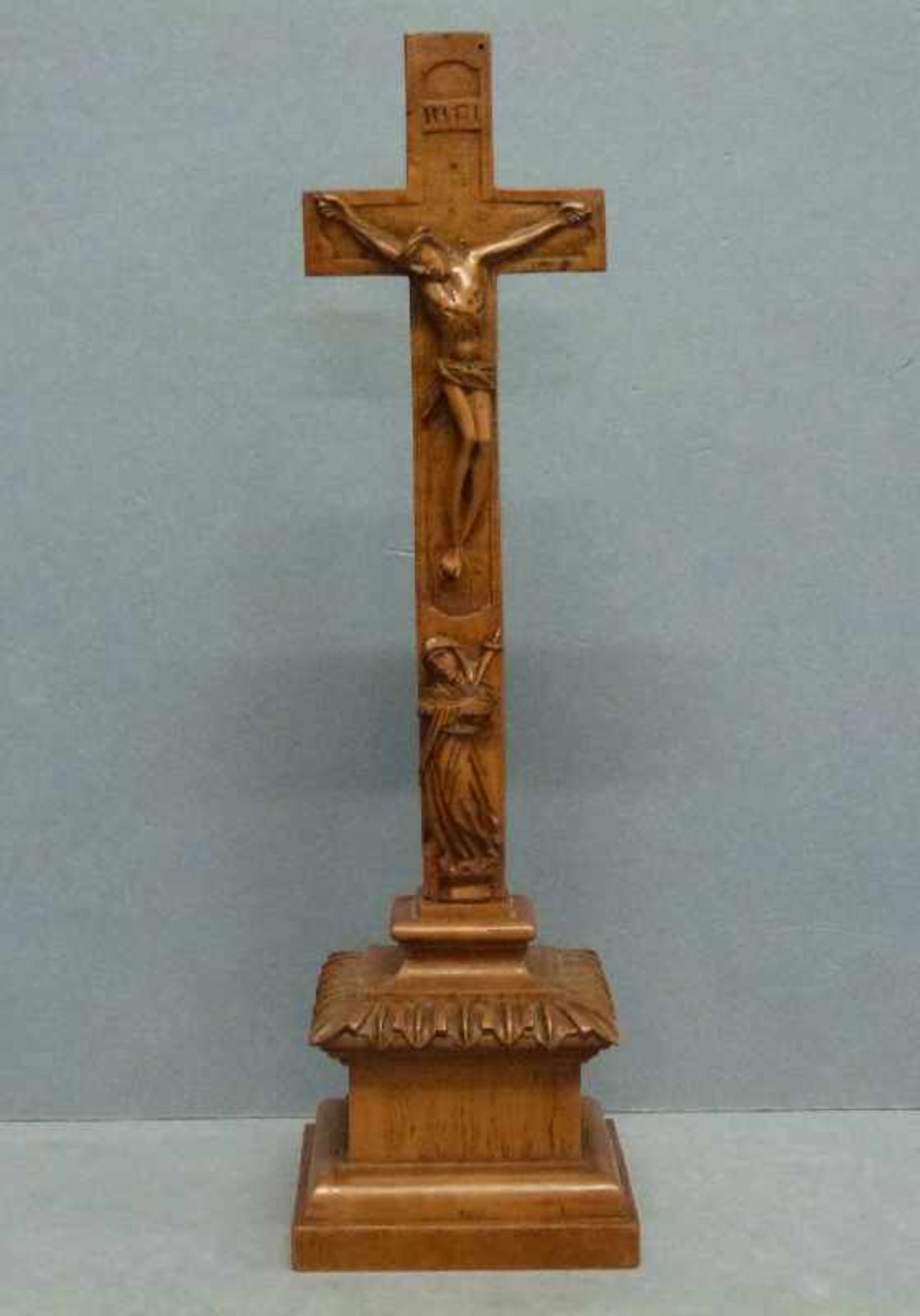 Standkruzifix, 19.Jh. Ahorn geschnitzt, Maria unter Kruzifix stehend, rs. durch Schieber verdeckte