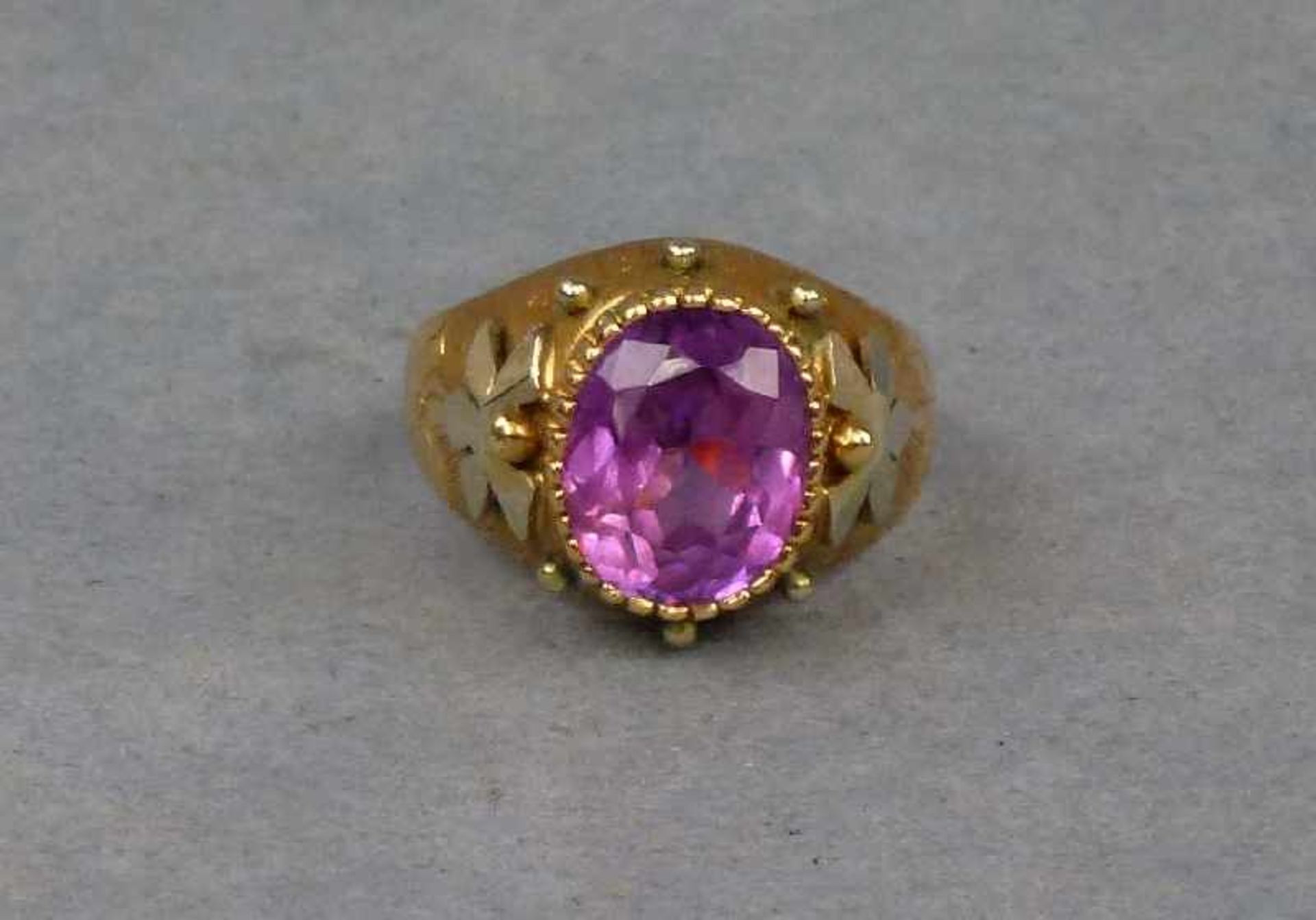 Amethystring, 750er Rotgold ovaler Amethyst in Kronenfassung, aufgelegte Perlchen u. Sterne, RG