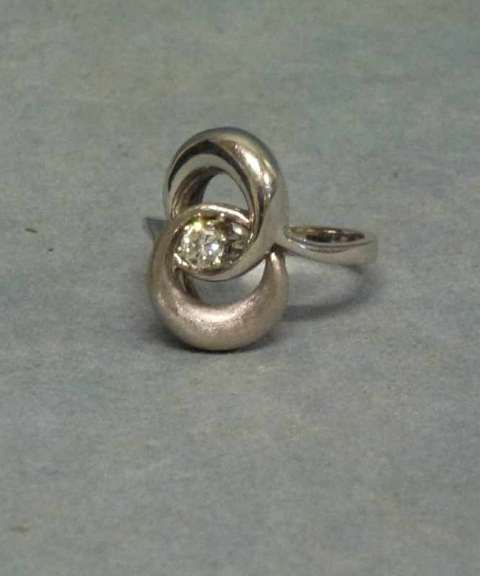 Ring, 585er WG Schleifenknoten, partiell mattiert, mittig Brillant, RG 56, 7,15 g - Image 2 of 3