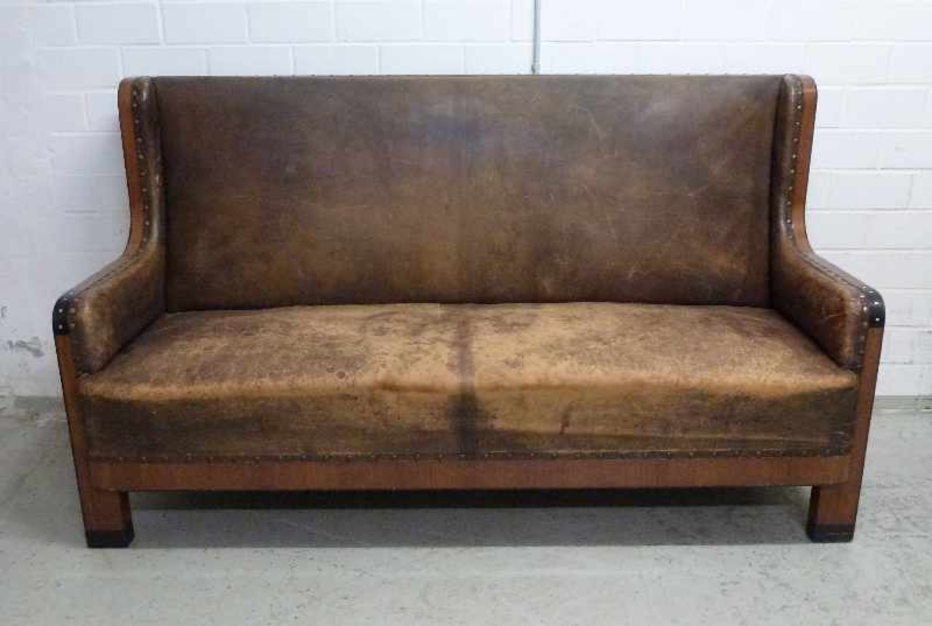 art-deco Sofa, um 1910 Palisander, schwarz abgesetzt, Perlmutt eingelegt, Pfostenbeine,