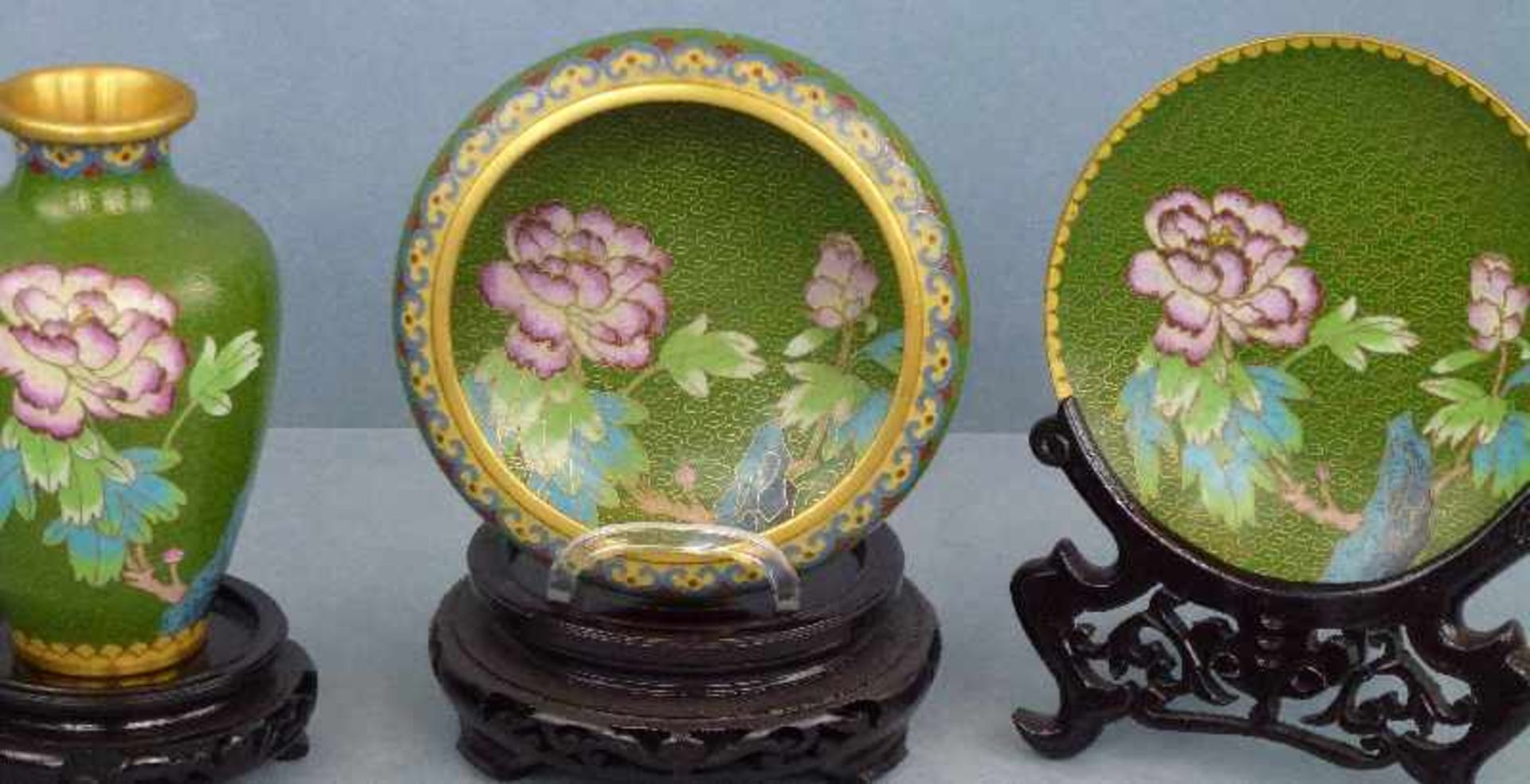Vase, Schälchen und Teller, China Cloisonne, polychrome Blumen auf grünem Grund, Holzsockel, H - Bild 2 aus 2