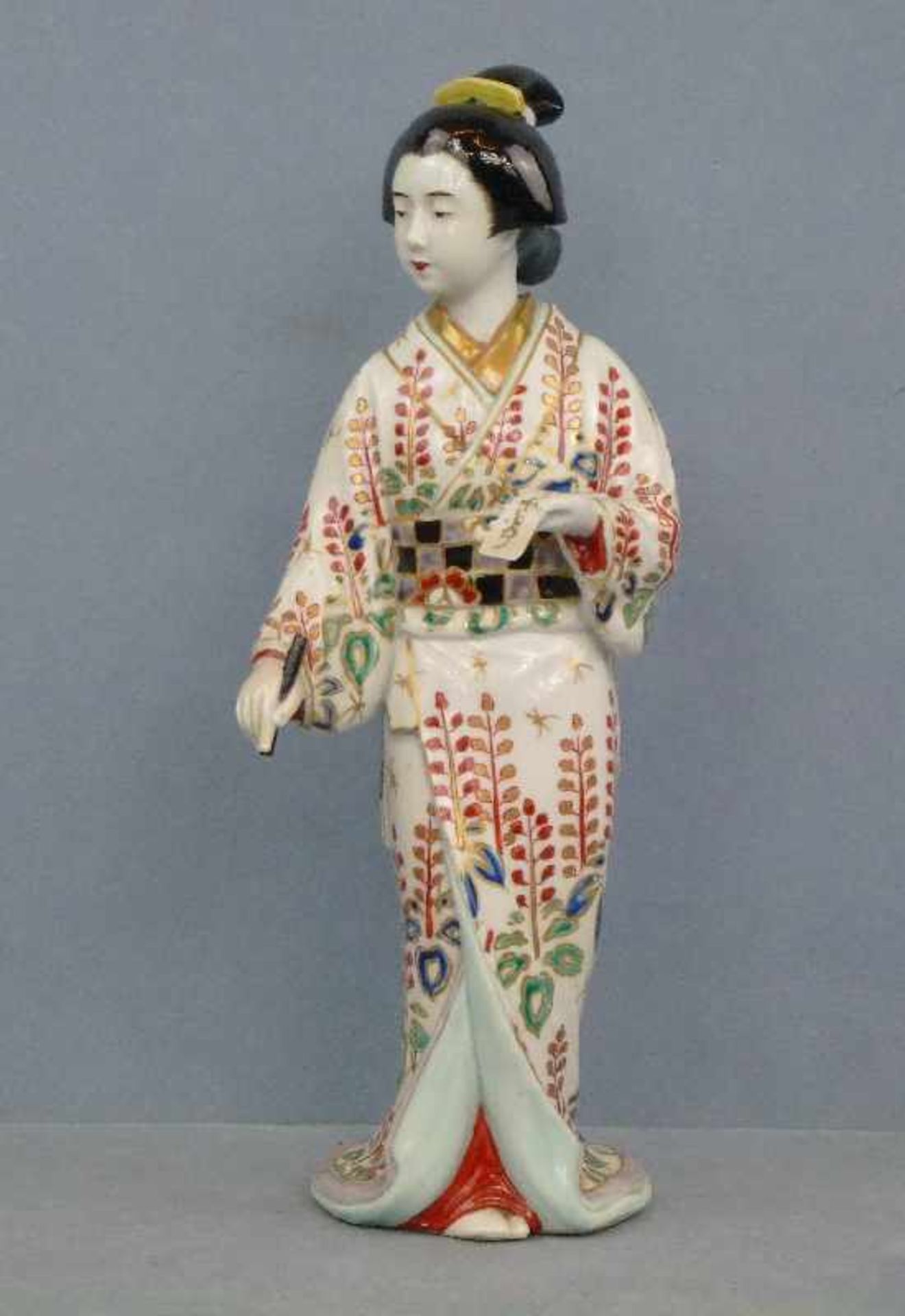 Geisha, Japan, 19.Jh. Porzellan, polychrom bemalt, stehende Japanerin im Kimono, Stift und - Bild 2 aus 4