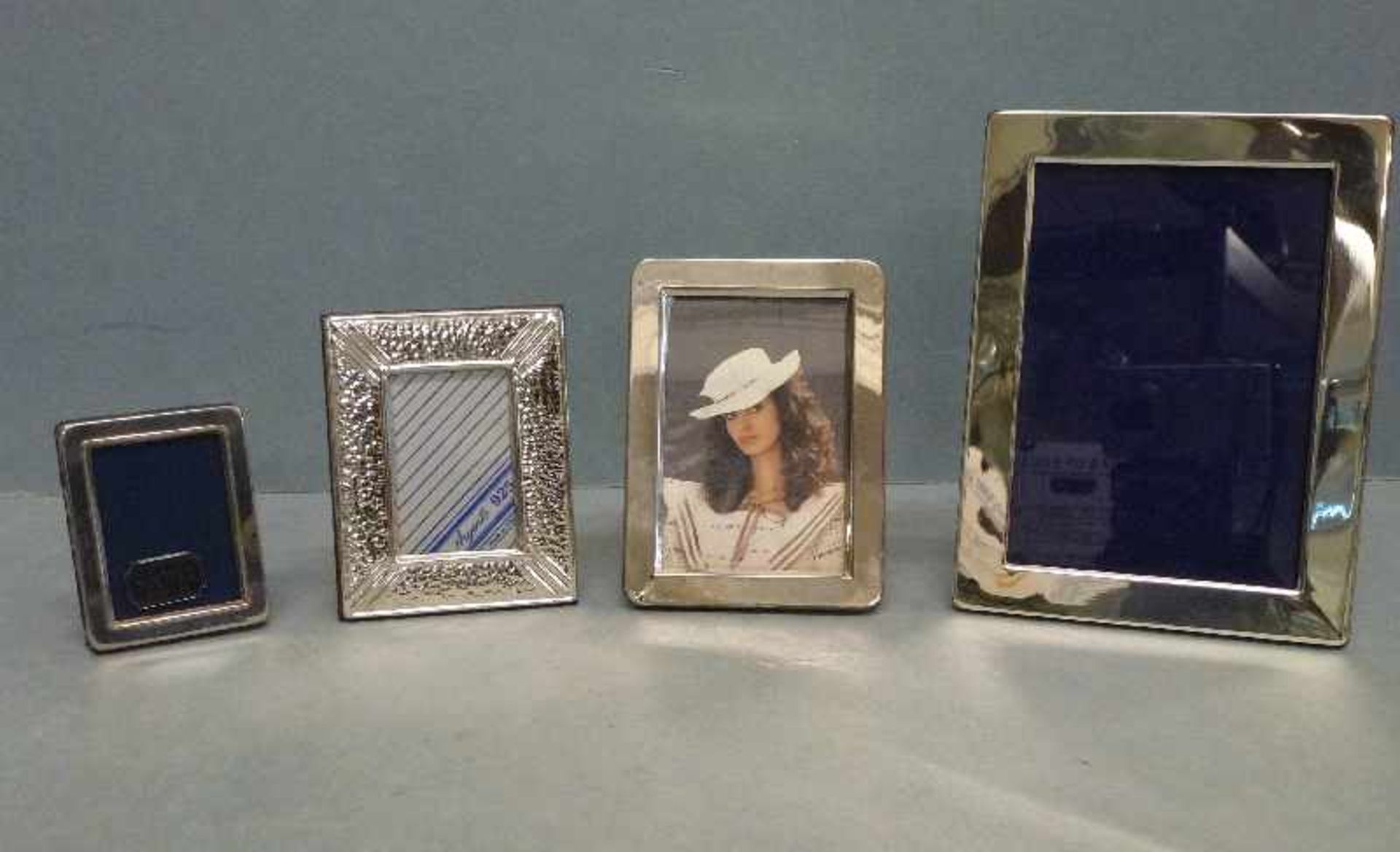 4 Fotorahmen, 925er Silber rechteckig, 1x reliefiert, 3x Holzrücken, 6,5x5-15,5x11,5 cm - Bild 2 aus 2