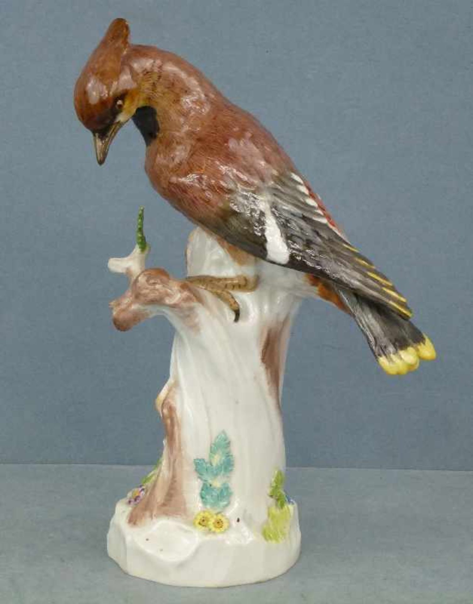 Seidenschwanz, Meissen, 1924/34 auf Baumstumpf sitzender Vogel, polychrom bemalt, 2 Blättchen