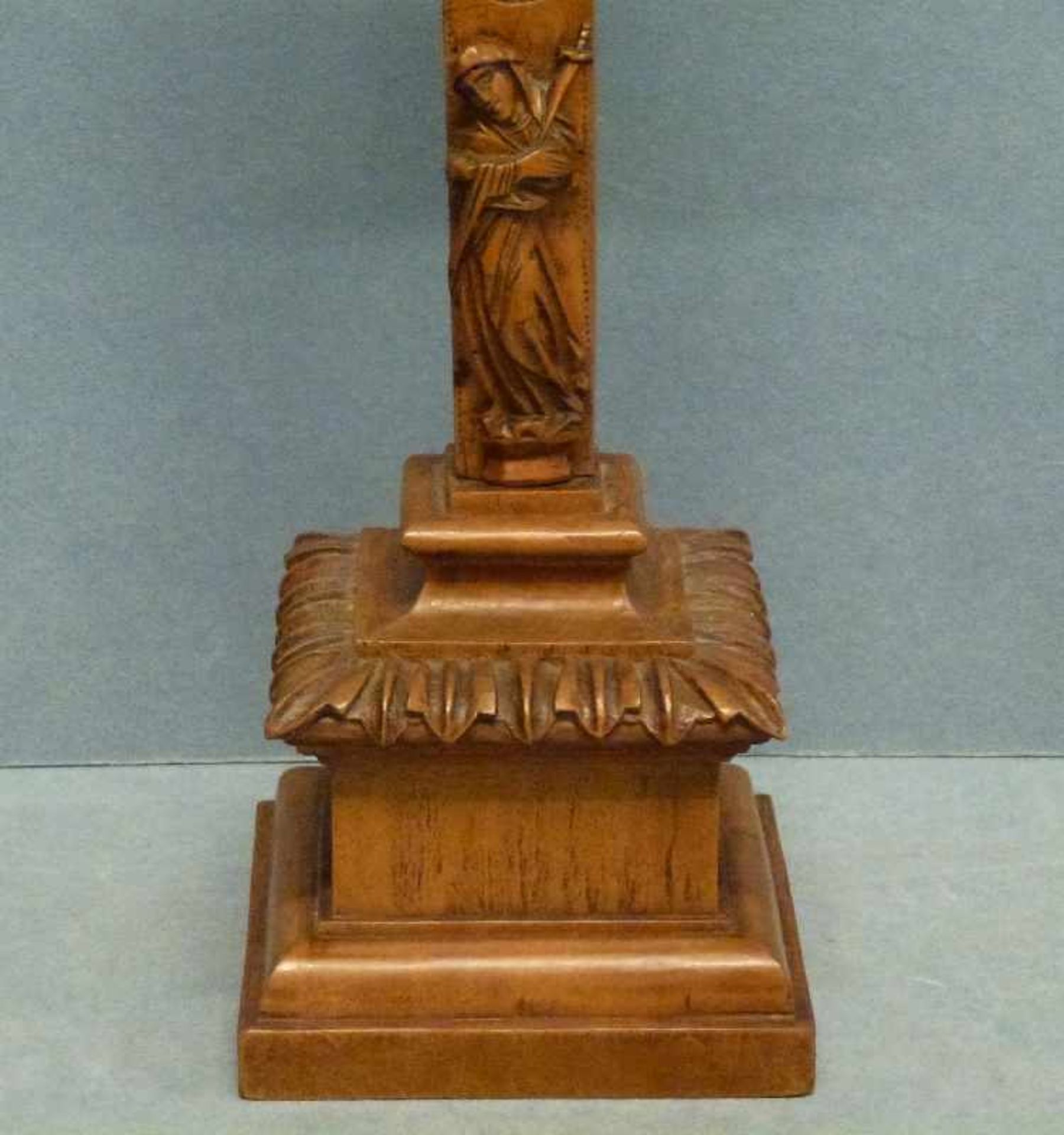 Standkruzifix, 19.Jh. Ahorn geschnitzt, Maria unter Kruzifix stehend, rs. durch Schieber verdeckte - Bild 3 aus 4