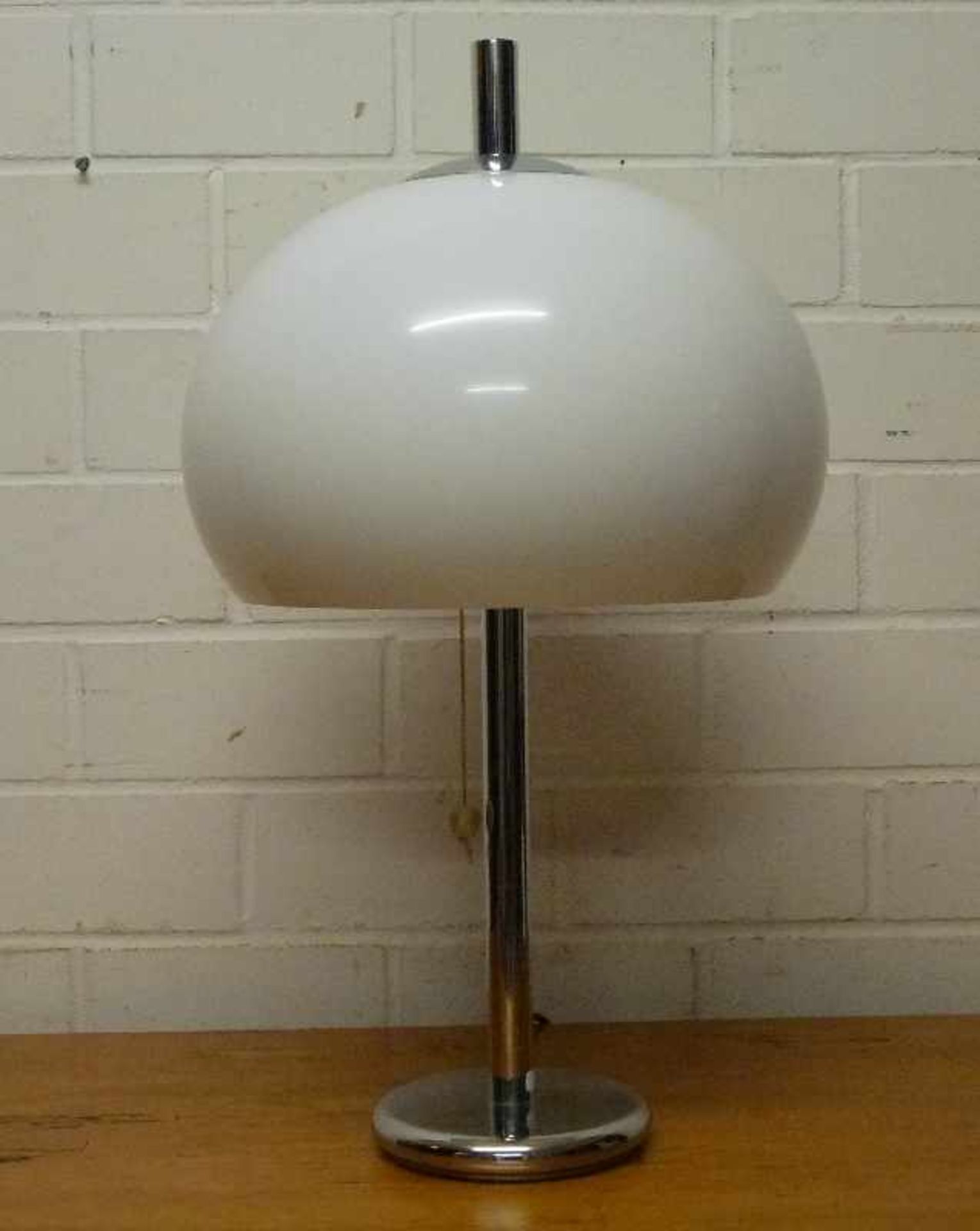 Designlampe, 1970er Jahre Chrom/Kunststoff, pilzförmig, weißer Schirm, H/Dm 70/40cm