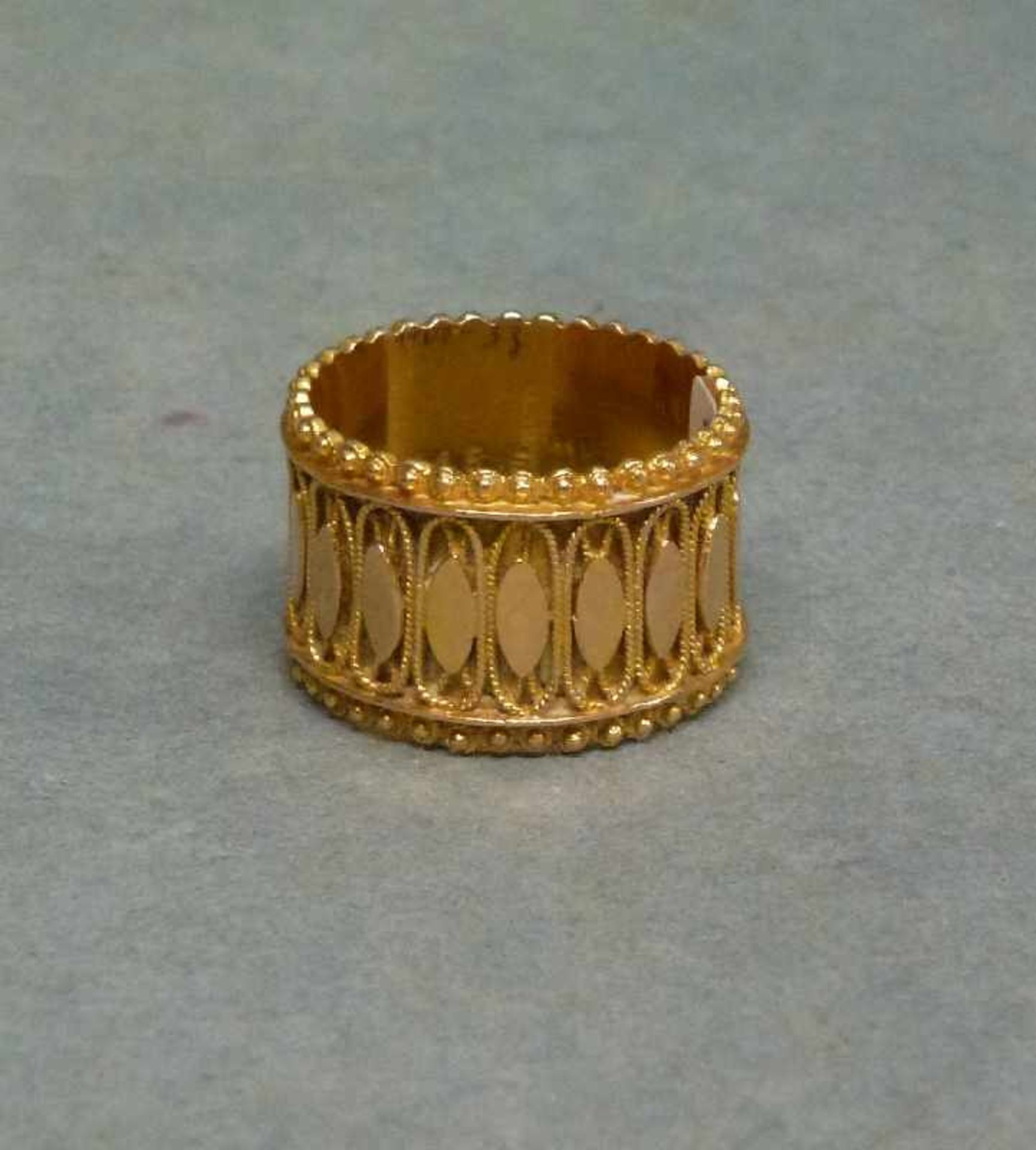 Ring, 585er RG friesischer Ehering, breite Schiene, umlaufend Filigranzier m. aufgelegten