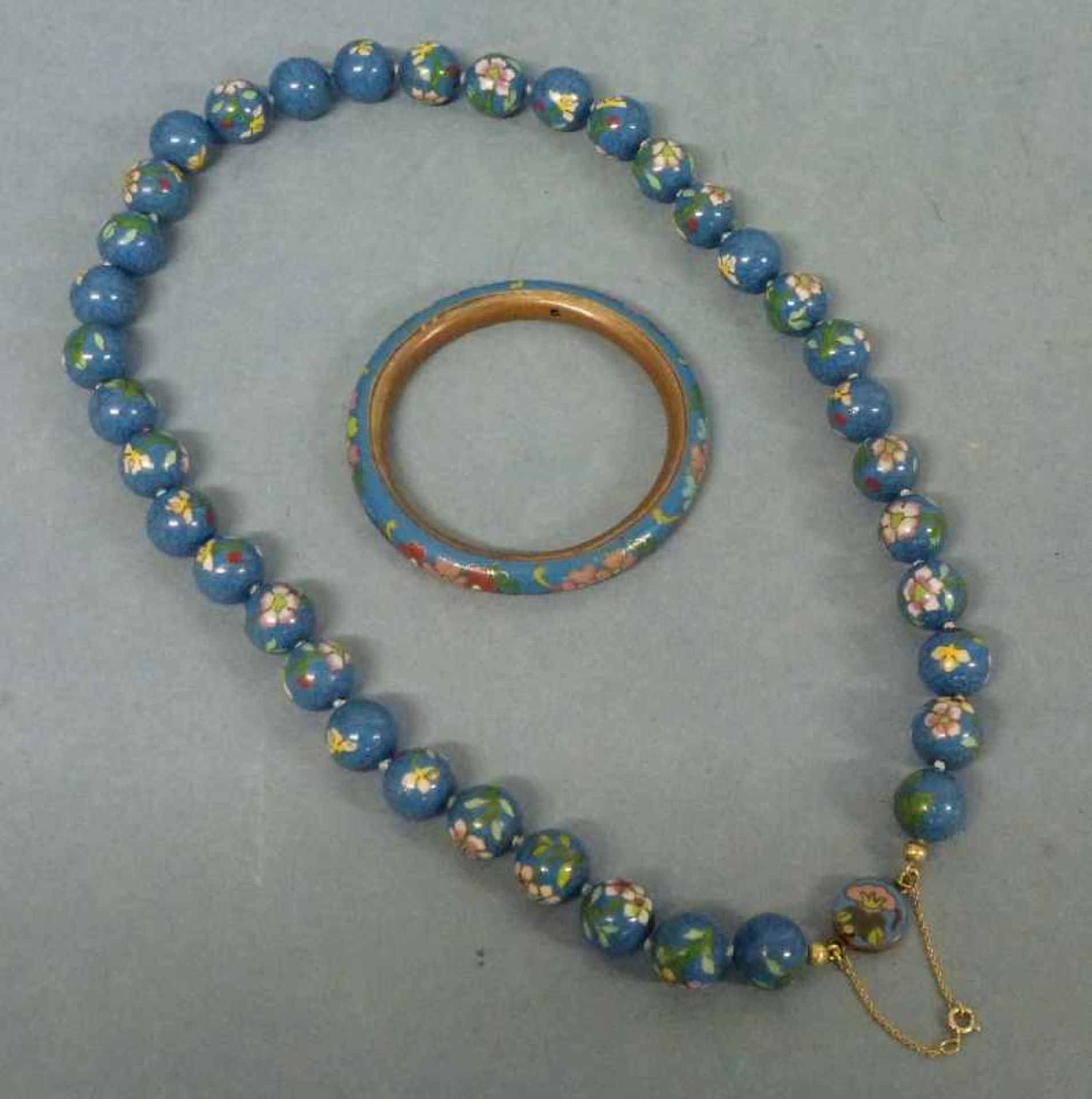 Collierkette und Armreif Cloisonné-Perlen blau mit Blüten, passender runder Armreif (2xbech.), L/