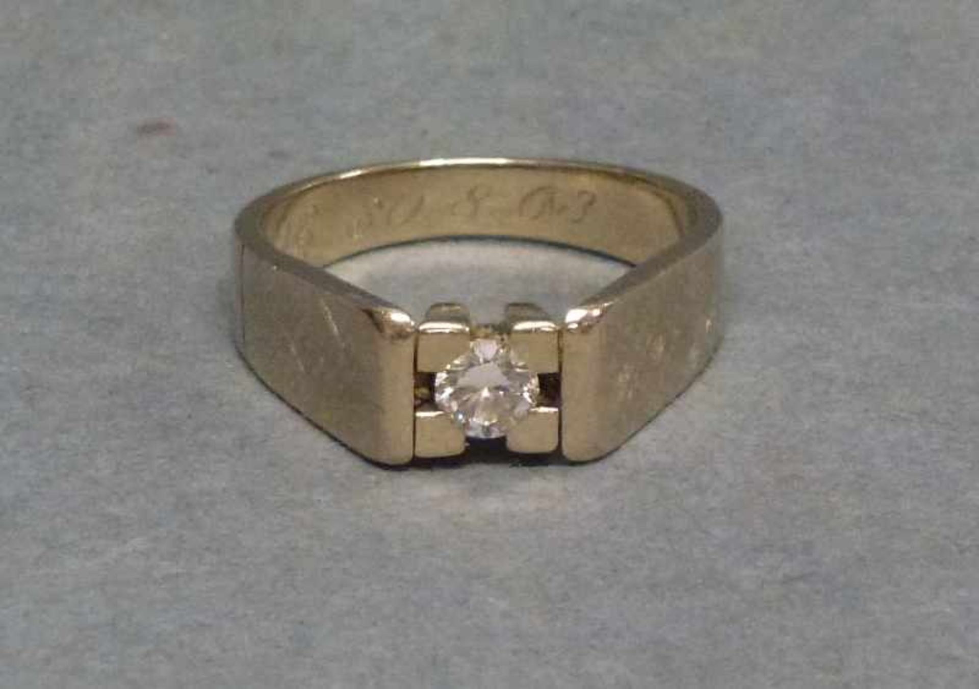 Brillant-Ring, 585er WG frei gefasster Brillant ca. (0,35 ct) in ansteigender flacher Ringschiene, - Image 3 of 4