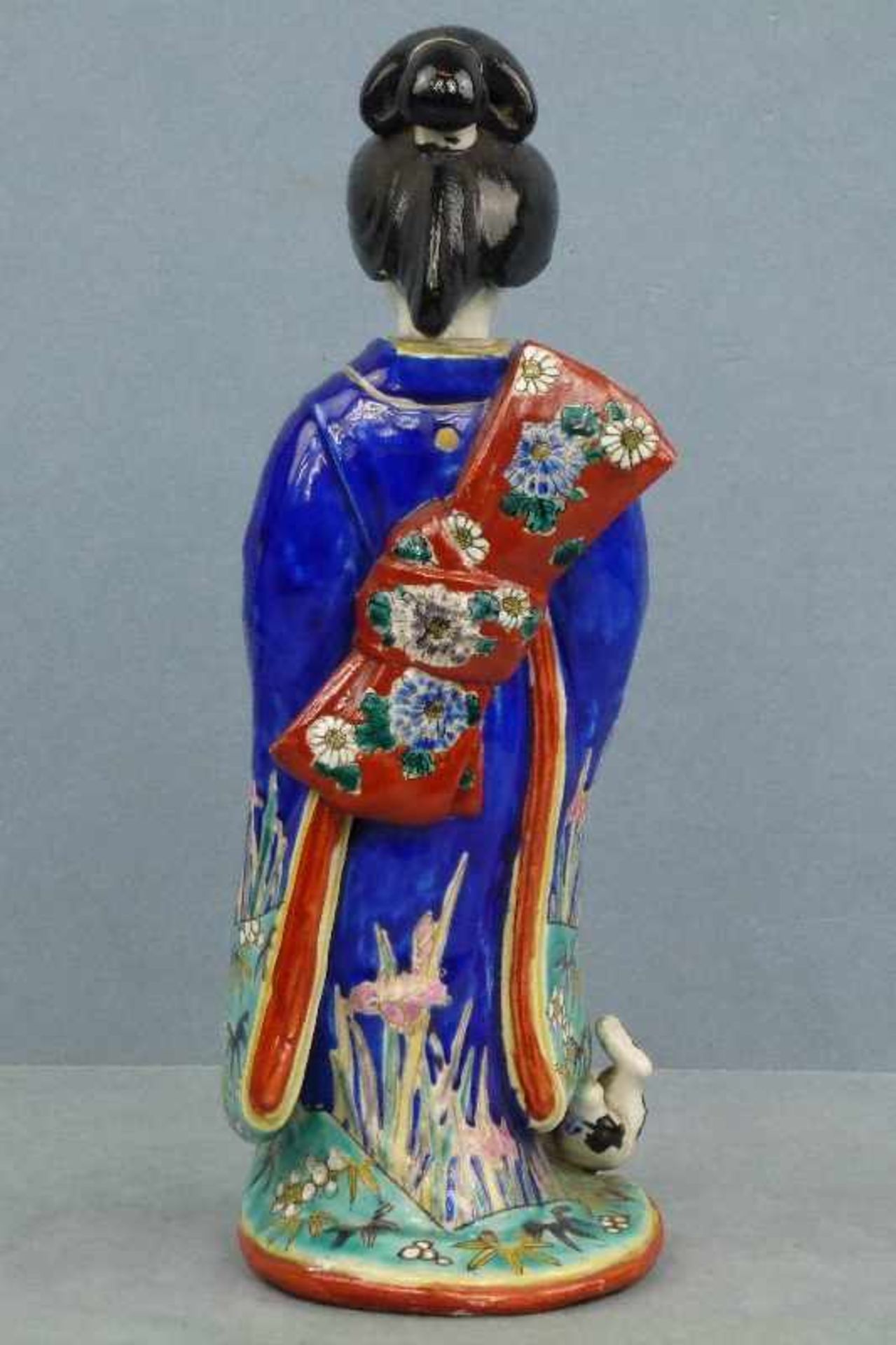 Geisha-Figur, Japan 19.Jh. Porzellan, stehende Japanerin in blauem Kimono, gr. Schleife auf dem - Bild 3 aus 4