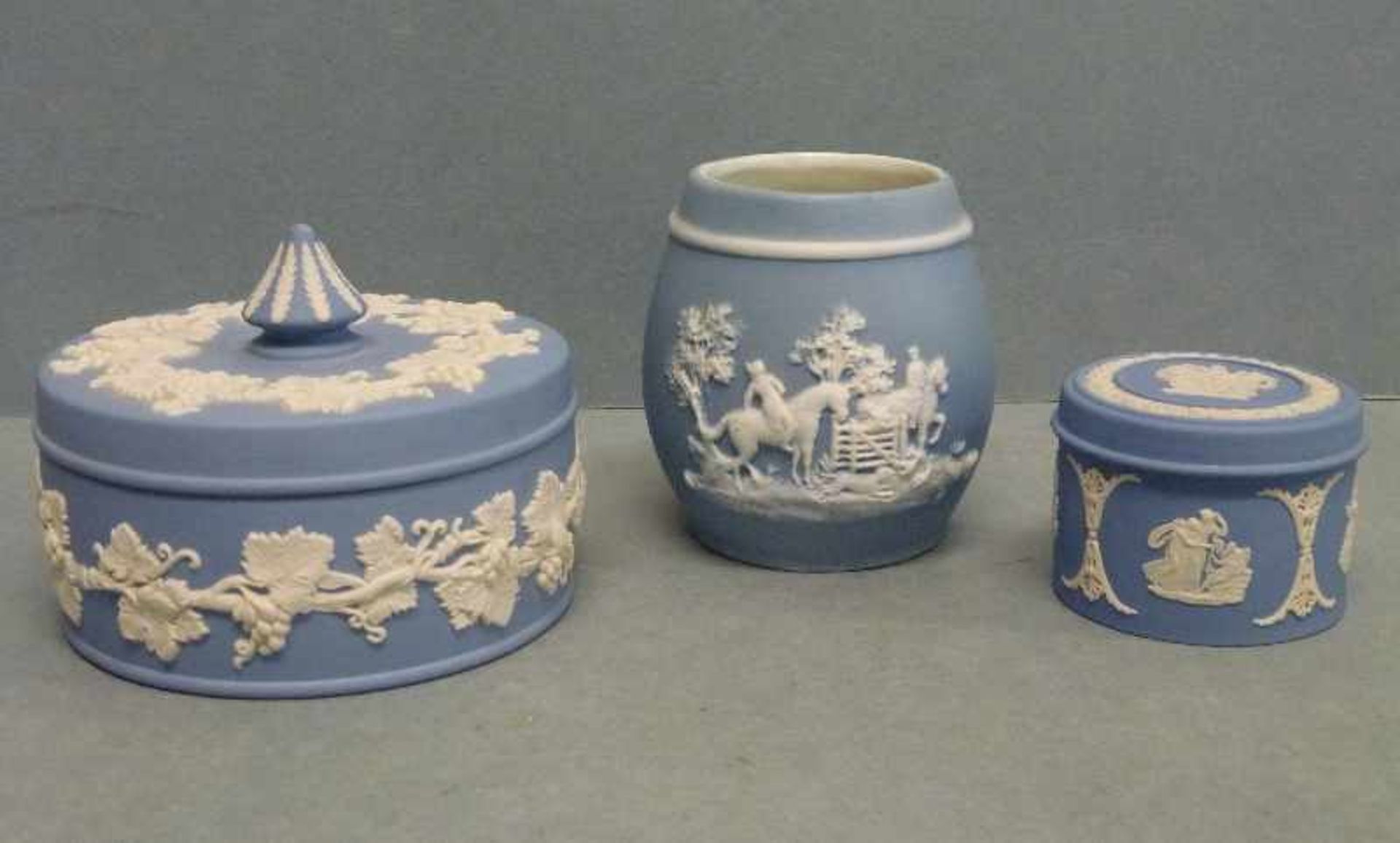 2 Deckeldosen und Vase, Wedgwood zylindr., flacher Deckel, Weinrebendekor bzw. mytholog. Szenen,