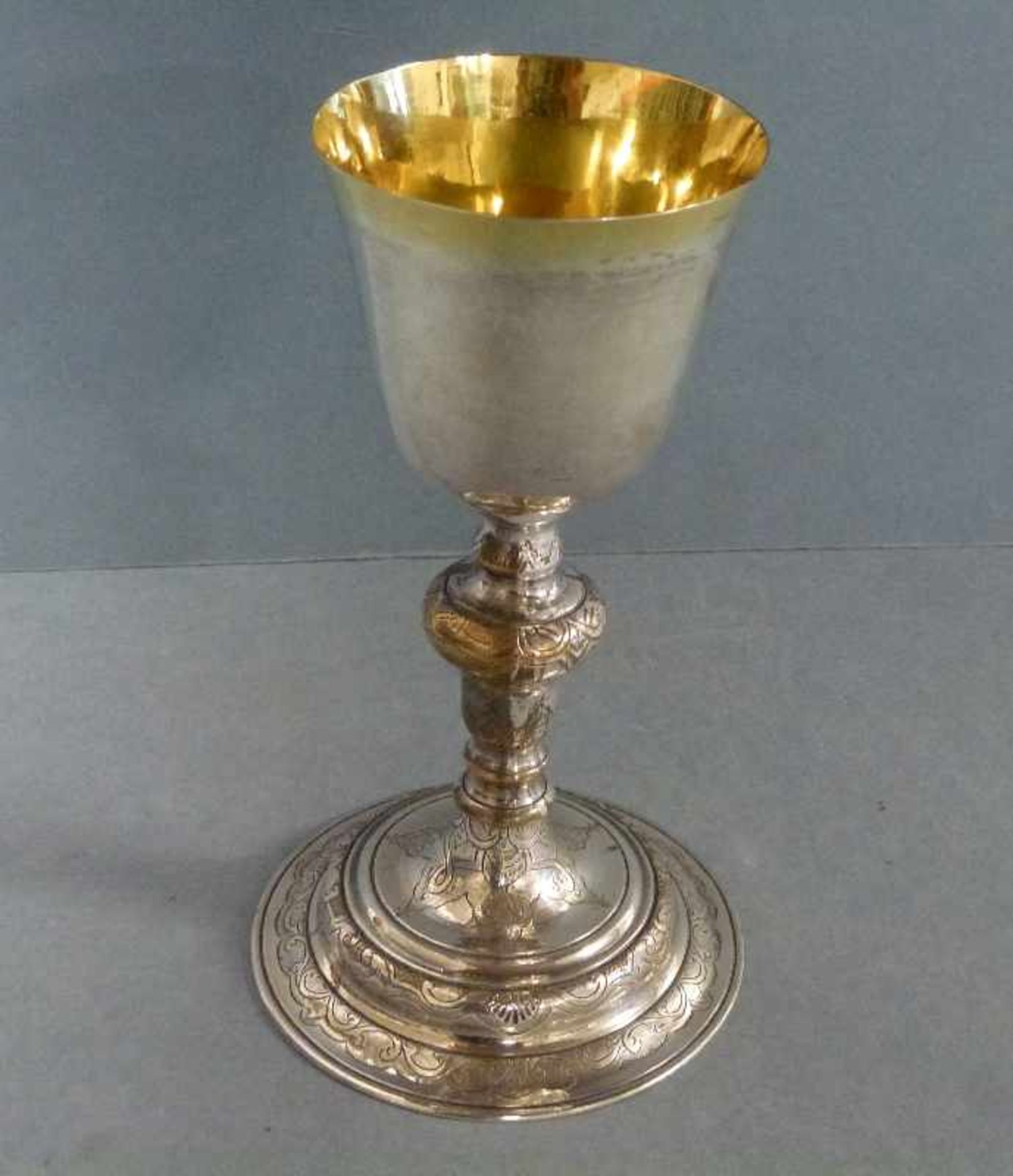 liturgischer Kelch, Venedig, 18.Jh. gekehlte Kuppa, Silber, Innen-Feuervergoldung, handgetrieben, - Image 3 of 4