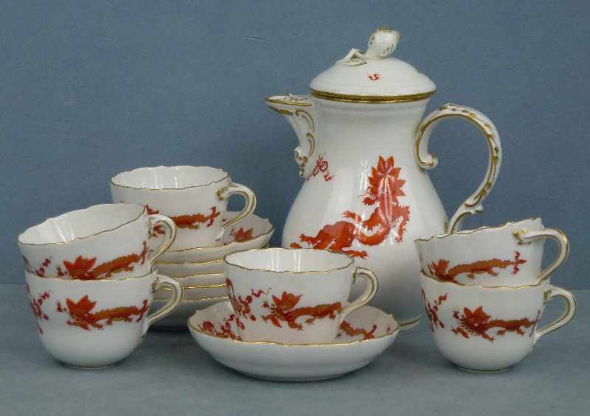 Mokkaservice, Meissen, 2.Hälfte 20.Jh. 6 Tassen m. UT u. Kanne, reicher Drache rot, Tasse: