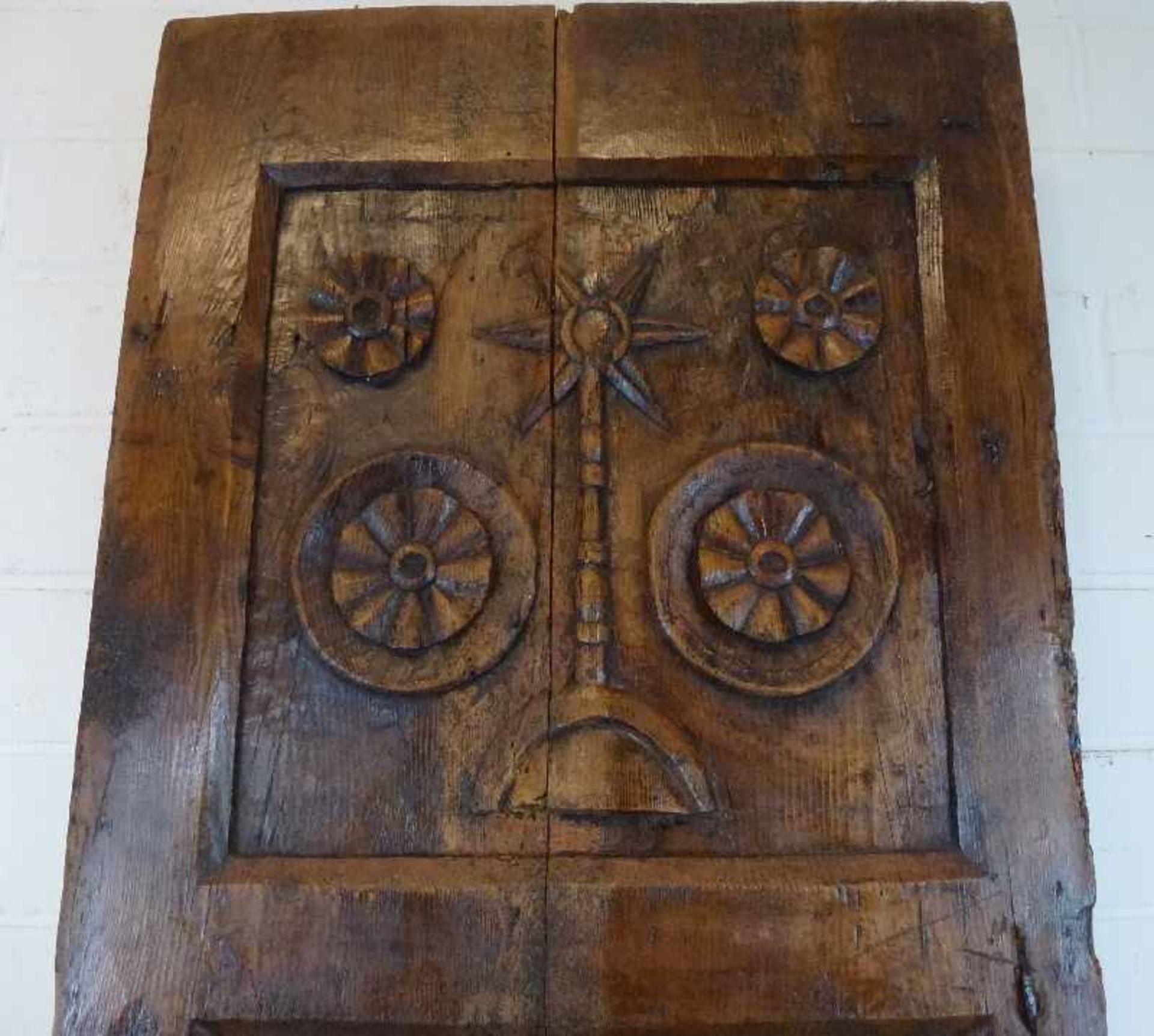 Maurischer Türflügel, 19.Jh. Eiche geschnitzt, 3 Füllungen, Vasenmotiv, Sonnen- u. Stern-Symbole, - Bild 2 aus 5