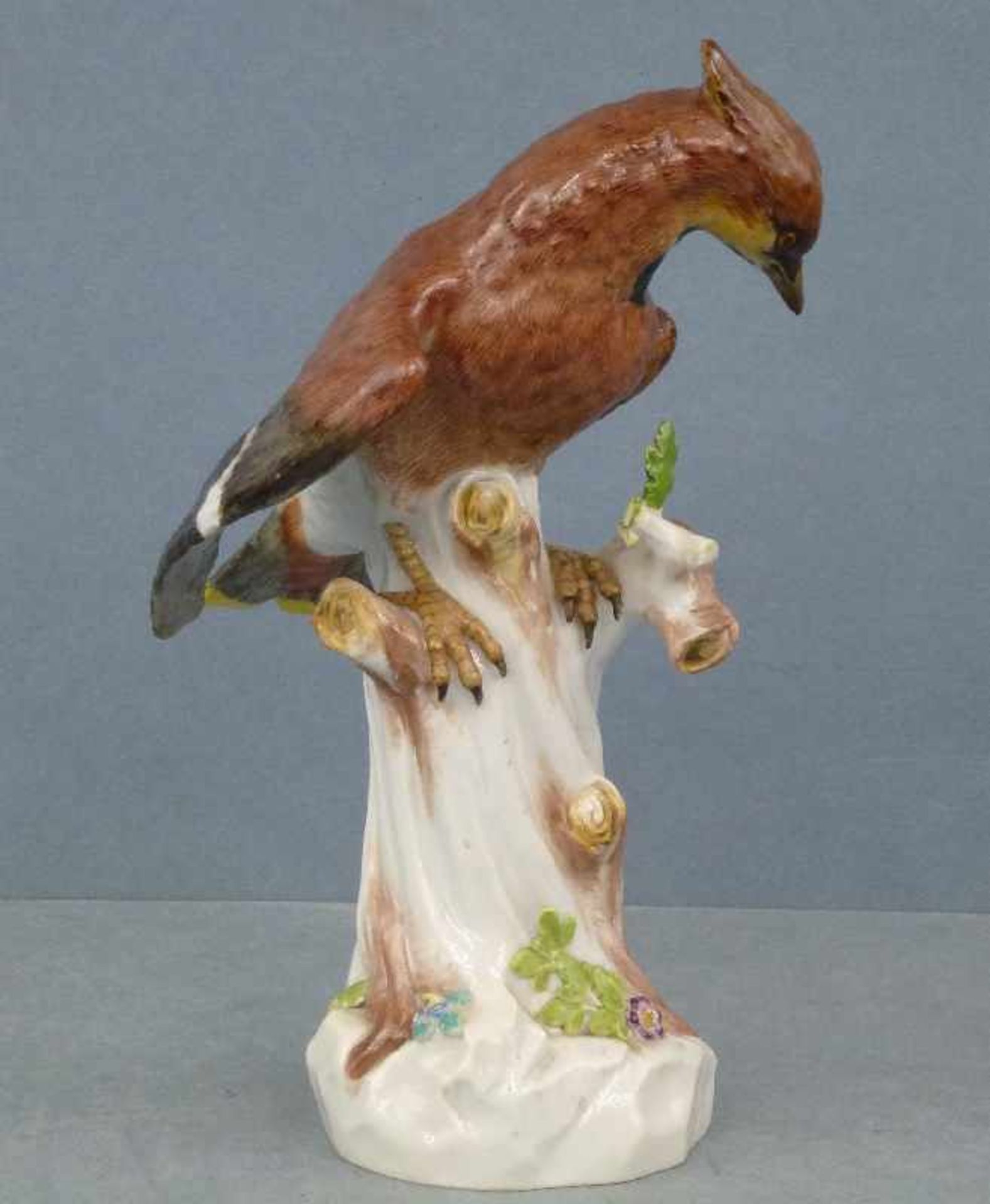 Seidenschwanz, Meissen, 1924/34 auf Baumstumpf sitzender Vogel, polychrom bemalt, 2 Blättchen - Image 2 of 3