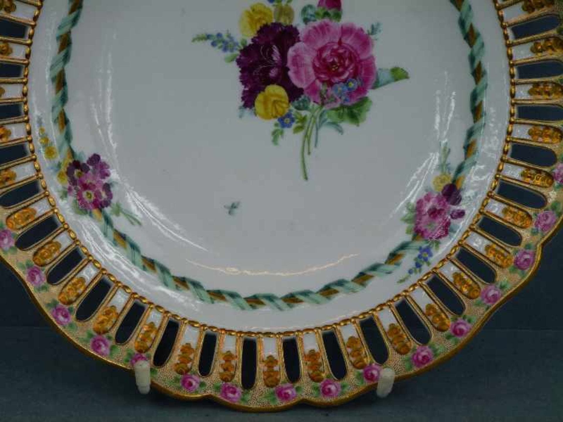 Teller, Meissen, Marco Lini, 1795 passig geschweift, in Stäben durchbrochene Fahne, Goldrand, - Image 3 of 4