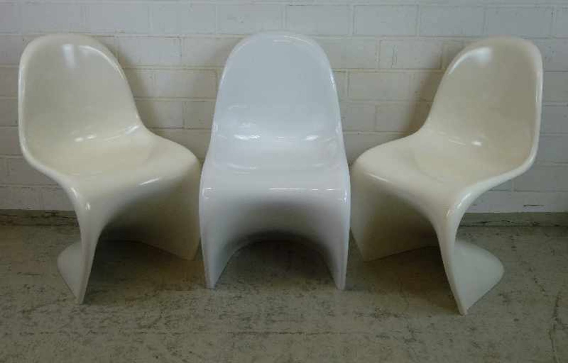 3 Panton Chairs, 1983 glänzend lackierter Hartschaum, weiß, 2x leicht vergilbt, minimale