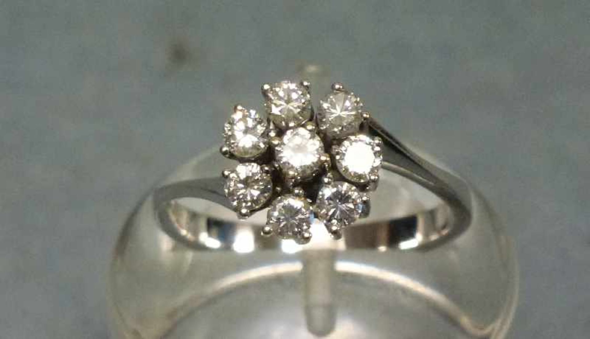 Brillant-Ring, 585er WG 8 Brillanten in Blütenform gefasst, RG 53, 2,74 g