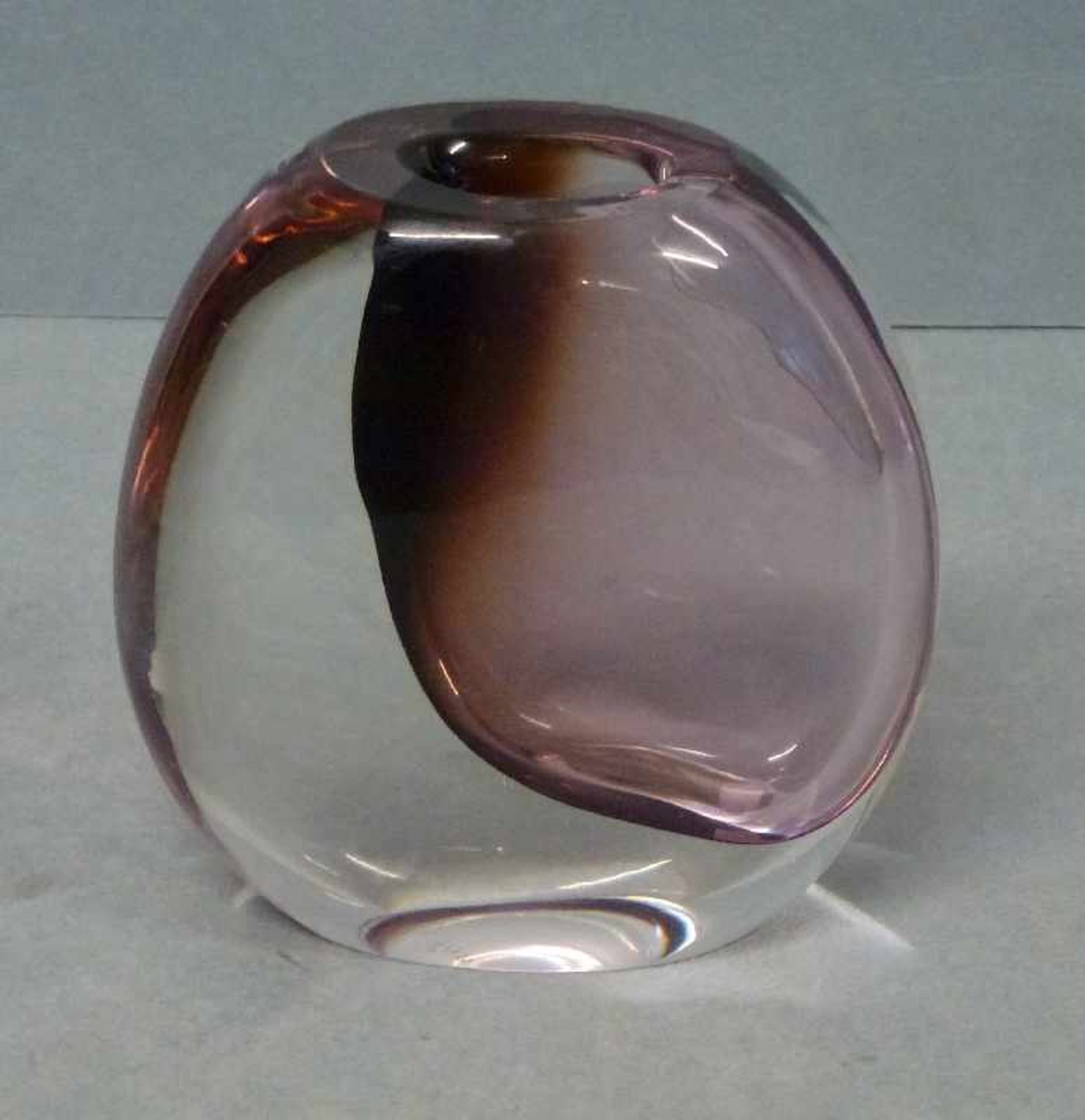 Vase, Vicke Lindstrand, Kosta scheibenförmig, asymmetrisch hohl, verlaufend violett unterfangen,