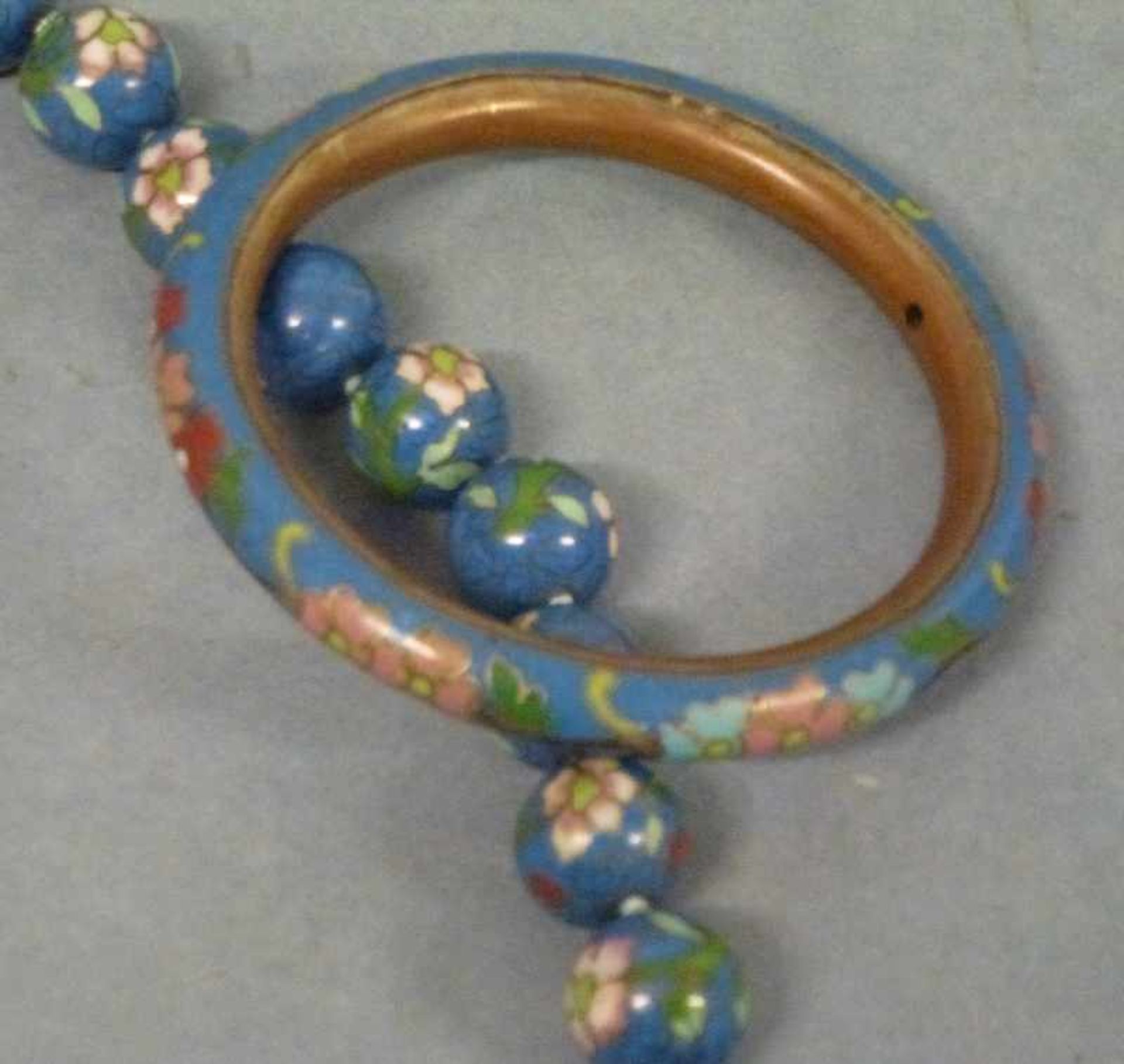 Collierkette und Armreif Cloisonné-Perlen blau mit Blüten, passender runder Armreif (2xbech.), L/ - Bild 2 aus 2