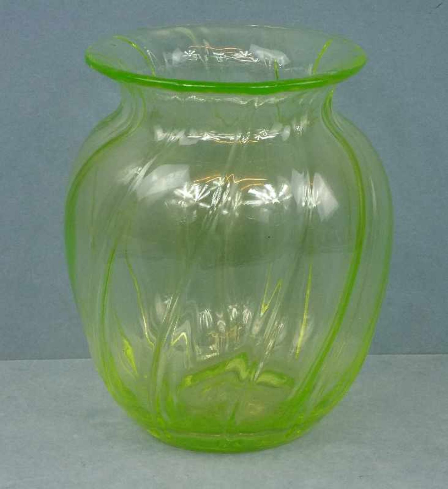 Vase, Uranglas ovoid, gerippt, weit ausgestellter Krangen, H 20cm