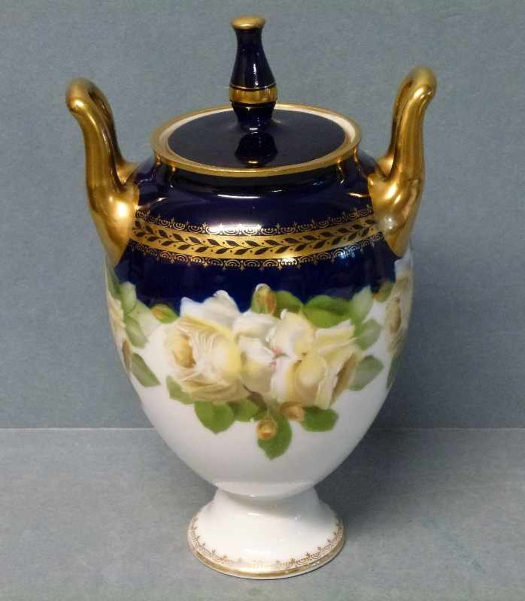 Deckelvase, Rosenthal, 1930/50er Jahre gefußt ovoid, 2 Henkel, gelber Rosenblütendekor darüber