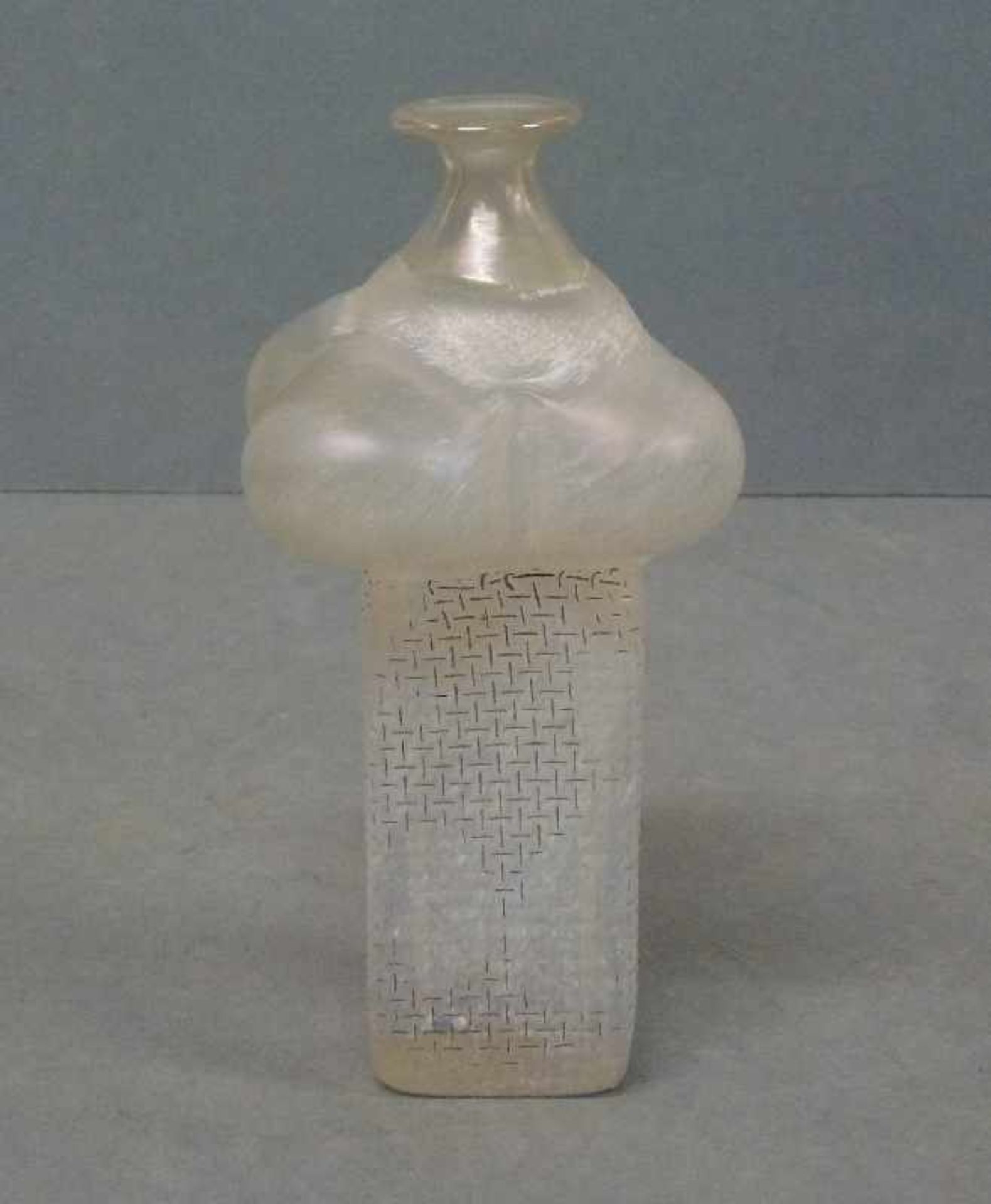 Flasche, "Network", Bertil Vallien (1938), Boda, Atelie milchiges Glas in 4-kantiges Metallgitter - Bild 2 aus 3