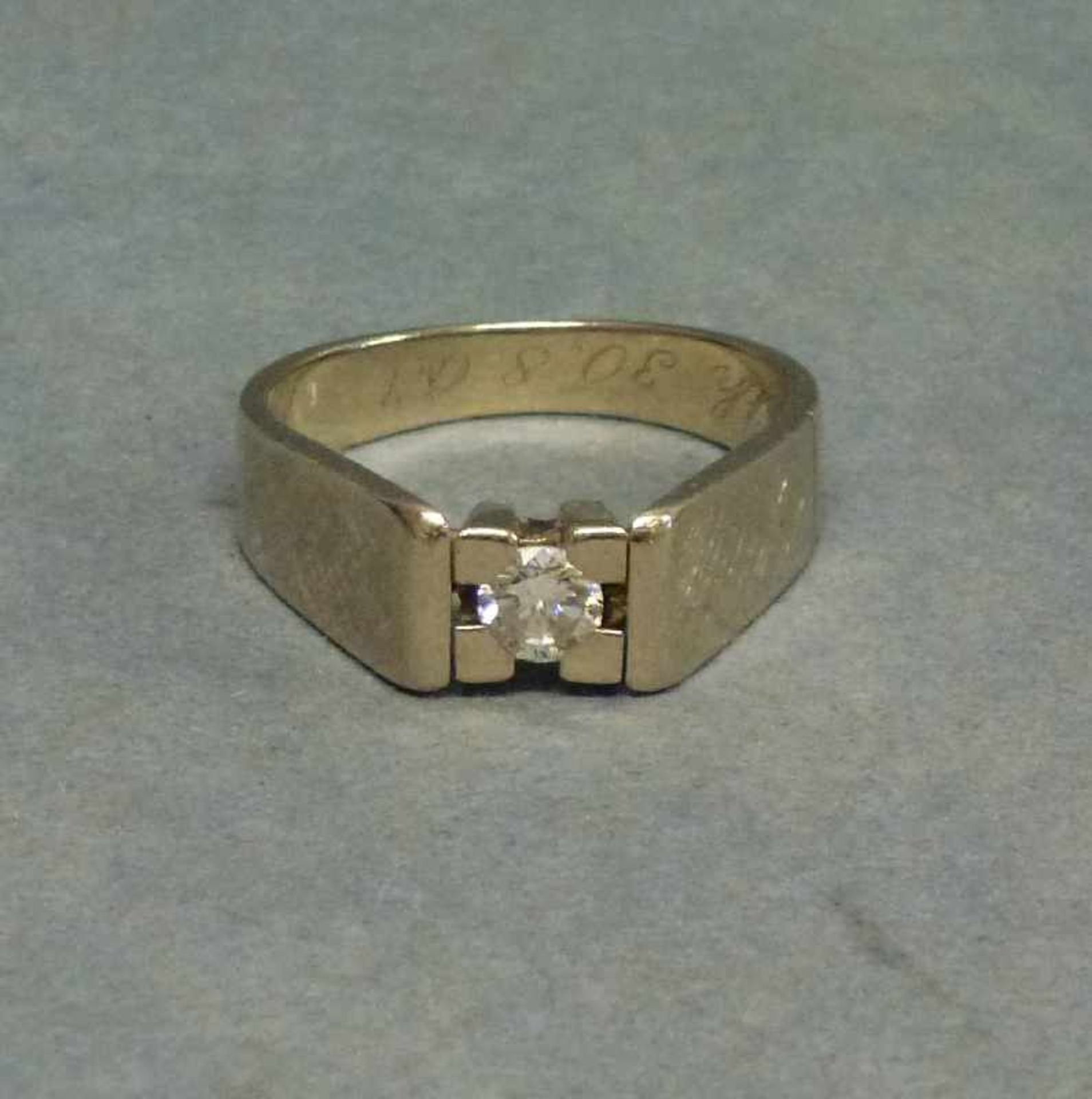 Brillant-Ring, 585er WG frei gefasster Brillant ca. (0,35 ct) in ansteigender flacher Ringschiene,