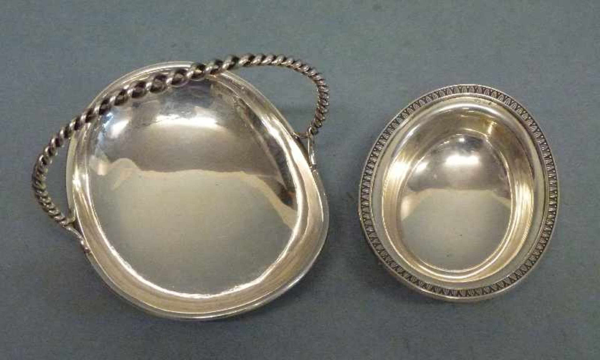 Henkelkörbchen und Fußschale, 925/800er Silber oval, Kordelstand u. -henkel; Palmettenrand, 4 - Bild 3 aus 4