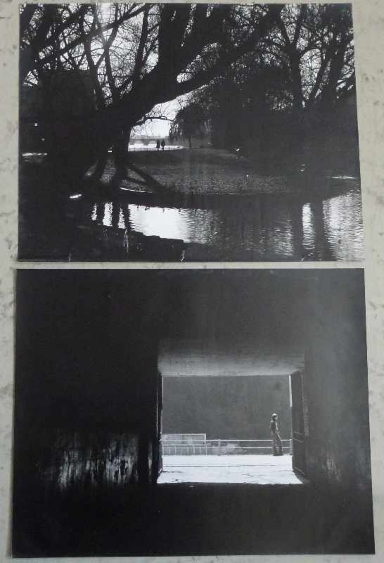 2 große schwarz/weiß Fotografien, 1970er Jahre am Fluß spazieren gehende Personen (Kratzer, 3