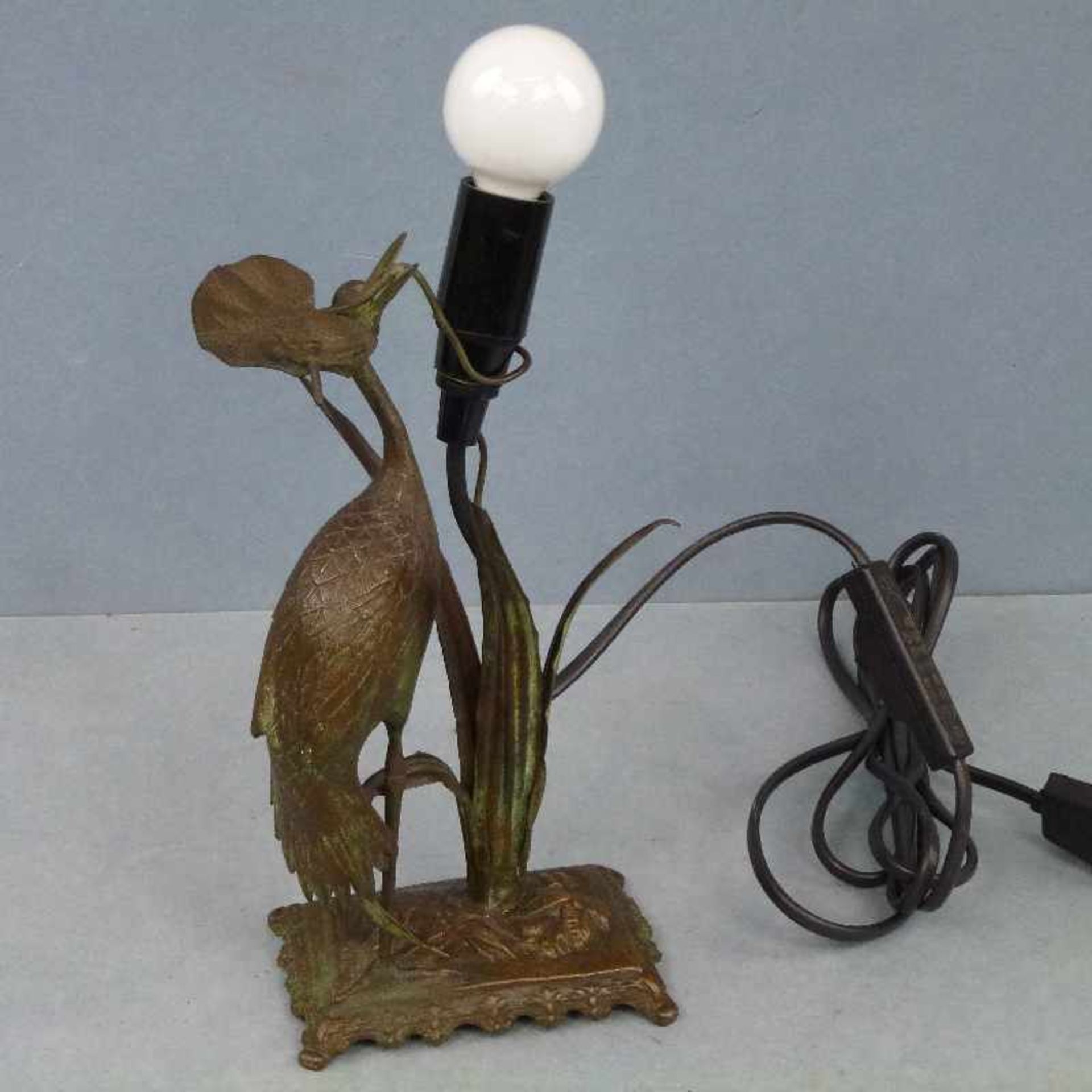 Jugendstil-Tischlampe Kupferguss, Reiher, Seerose mit Libelle, neu elektrifiziert, H 31cm