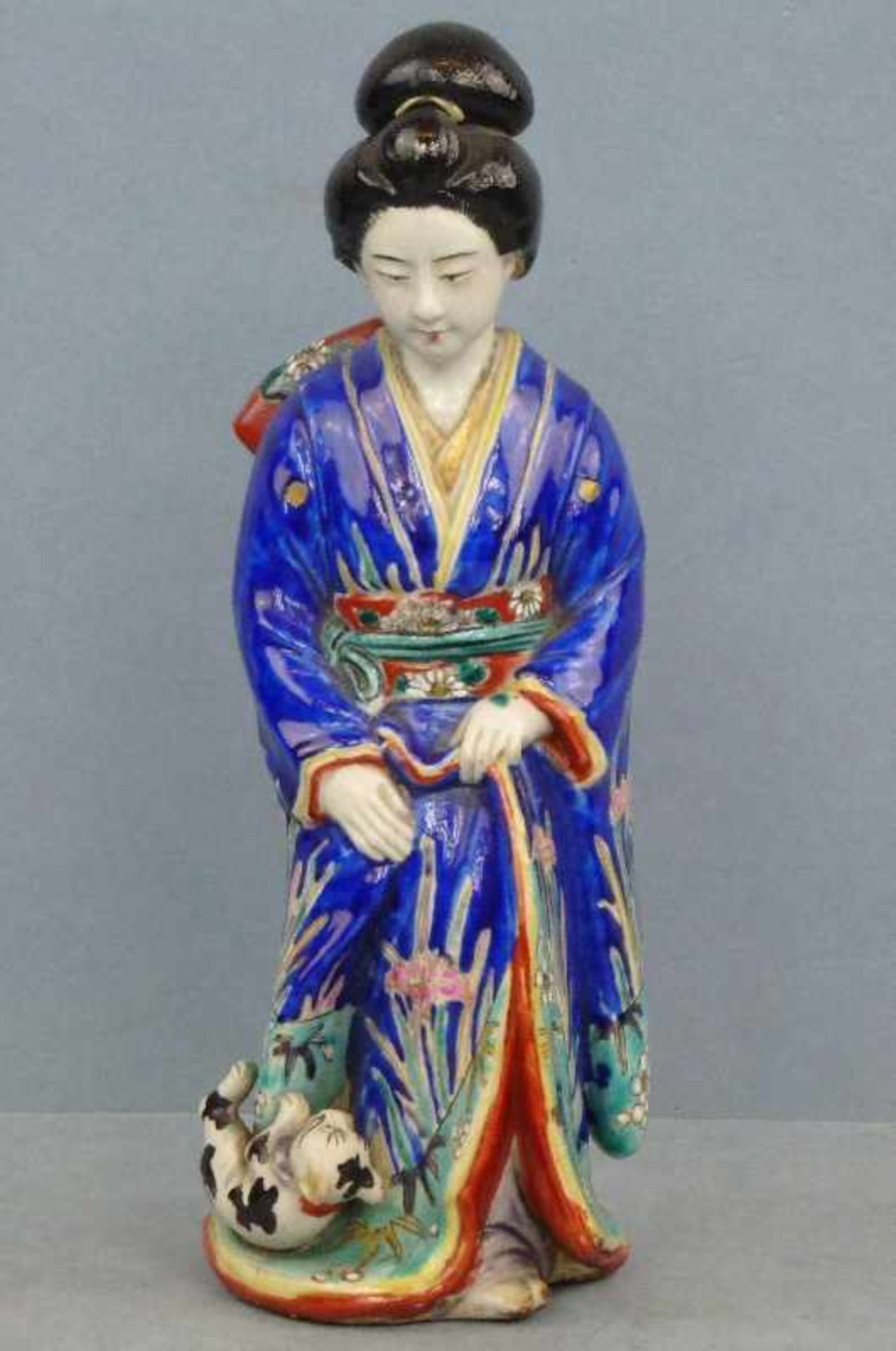Geisha-Figur, Japan 19.Jh. Porzellan, stehende Japanerin in blauem Kimono, gr. Schleife auf dem