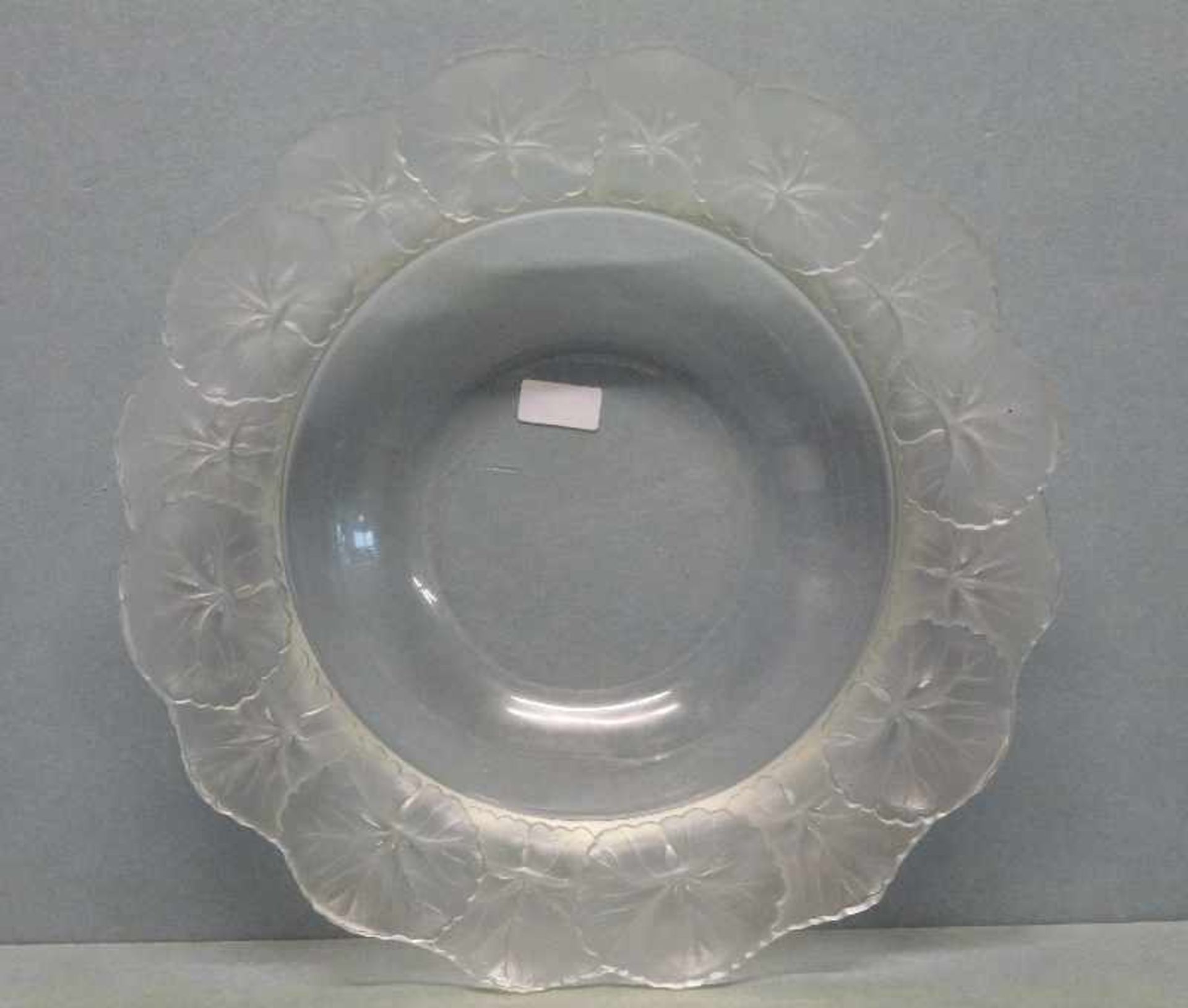 Lalique-Schale, 2. Hälfte 20.Jh. rund, flacher mattierter Lotusblatt-Fahne, tief gemuldet,