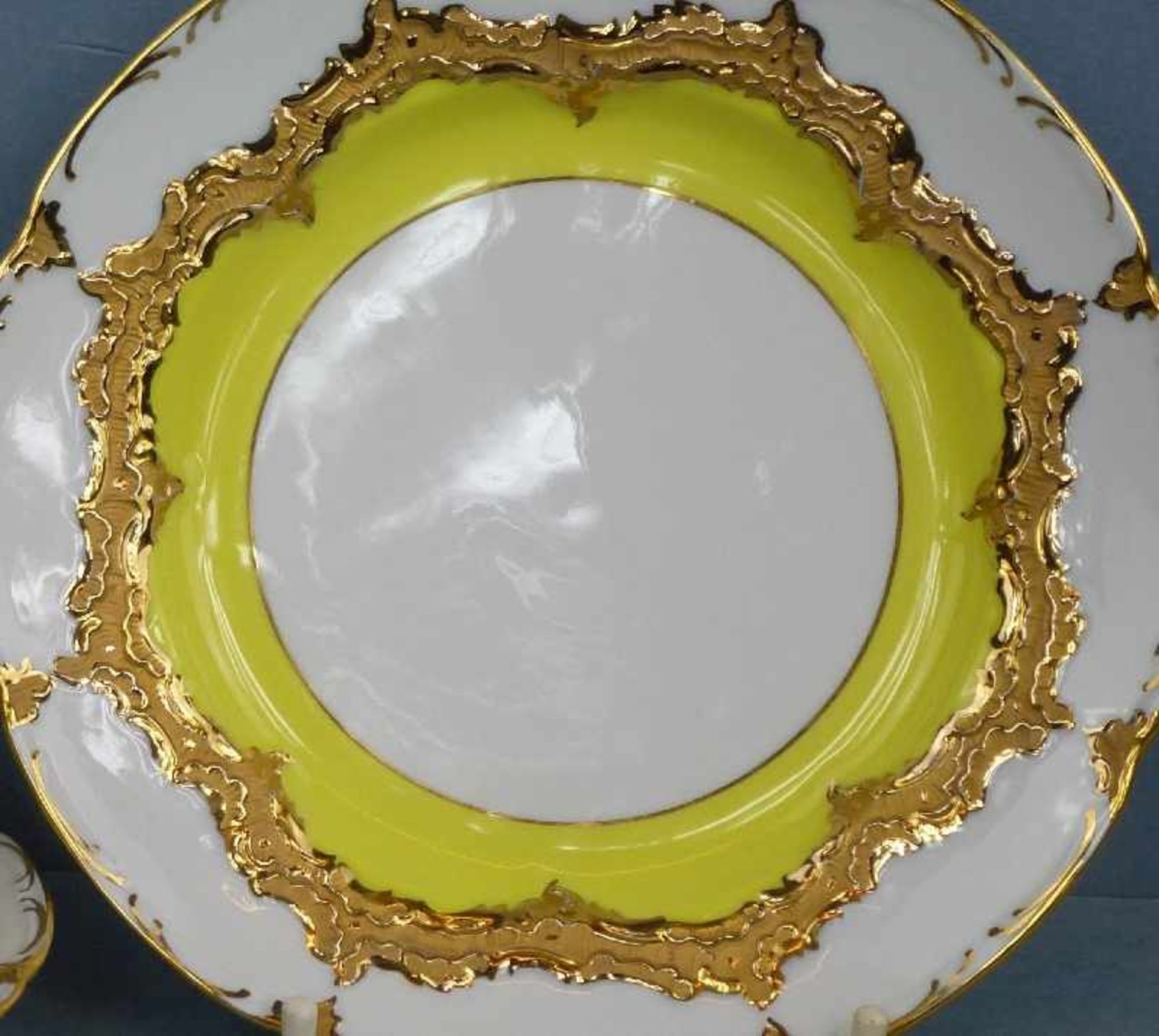 Prunk-Kaffee-Gedeck, Meissen passig geschweift, matt u. glanzgoldenes Rocaille-Relief, gelber - Bild 2 aus 3