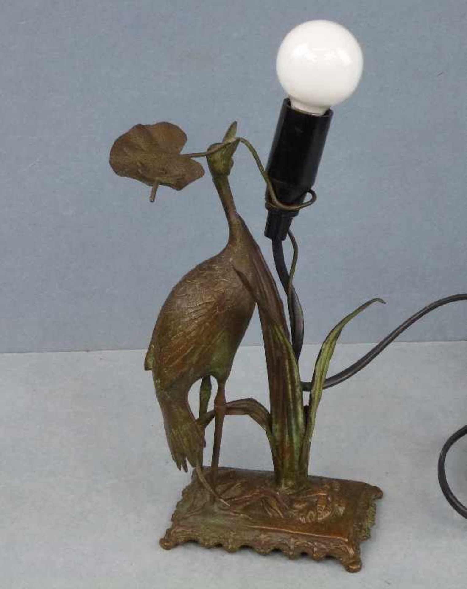 Jugendstil-Tischlampe Kupferguss, Reiher, Seerose mit Libelle, neu elektrifiziert, H 31cm - Bild 2 aus 2