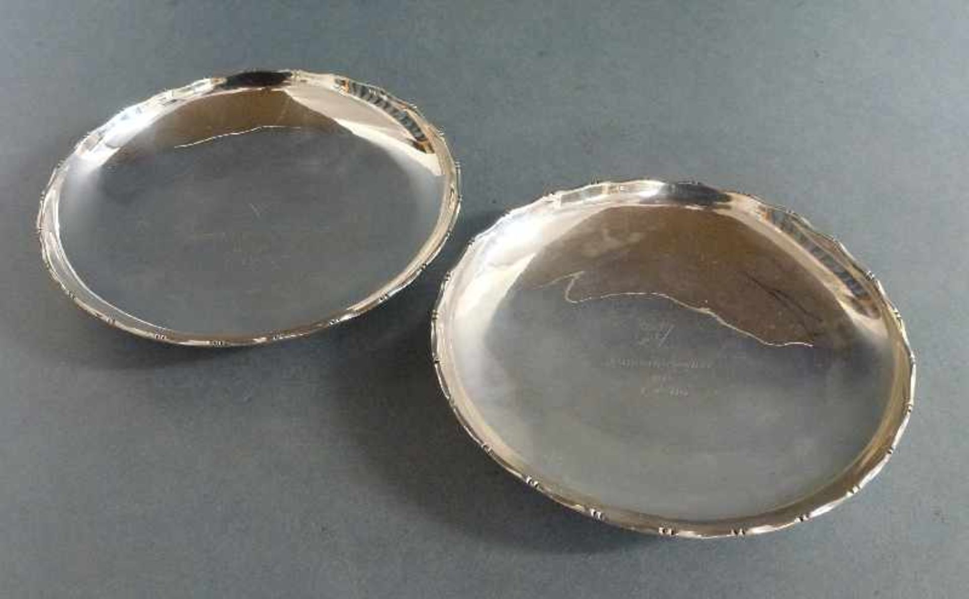 gefußtes Schalenpaar, 925er Silber flach, geschweifte Ränder, Widmungsgravur (Golf), Dm 15 cm, 322 - Bild 2 aus 3