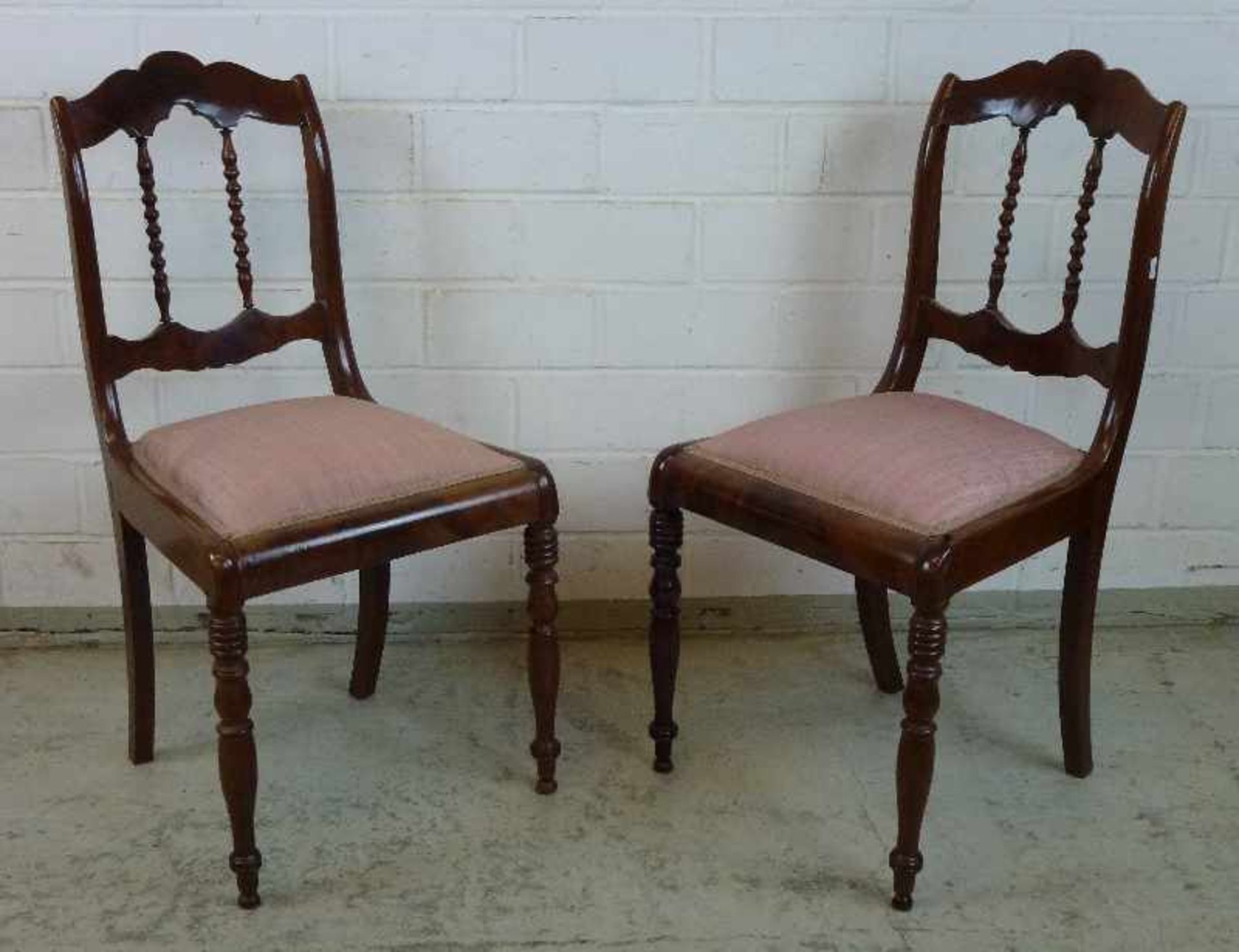 Paar Biedermeier-Stühle, um 1840 Mahagoni, Drechselbeine, Sitz gep., verstrebter, geschweifter