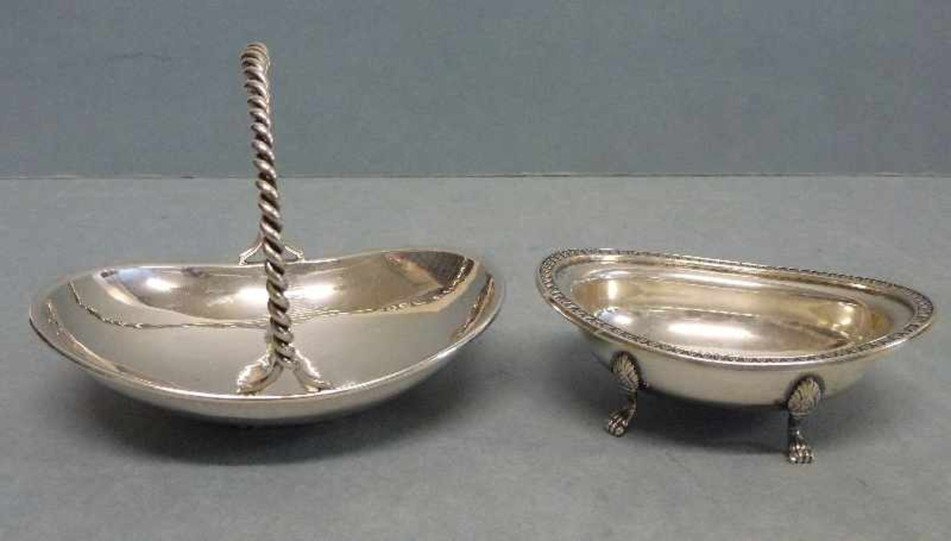 Henkelkörbchen und Fußschale, 925/800er Silber oval, Kordelstand u. -henkel; Palmettenrand, 4