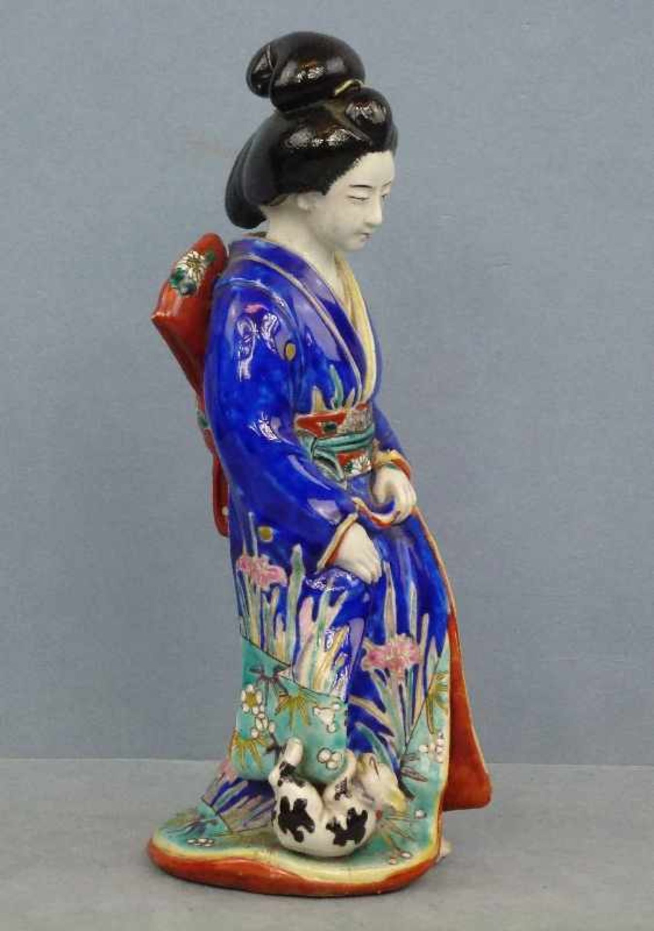 Geisha-Figur, Japan 19.Jh. Porzellan, stehende Japanerin in blauem Kimono, gr. Schleife auf dem - Bild 2 aus 4