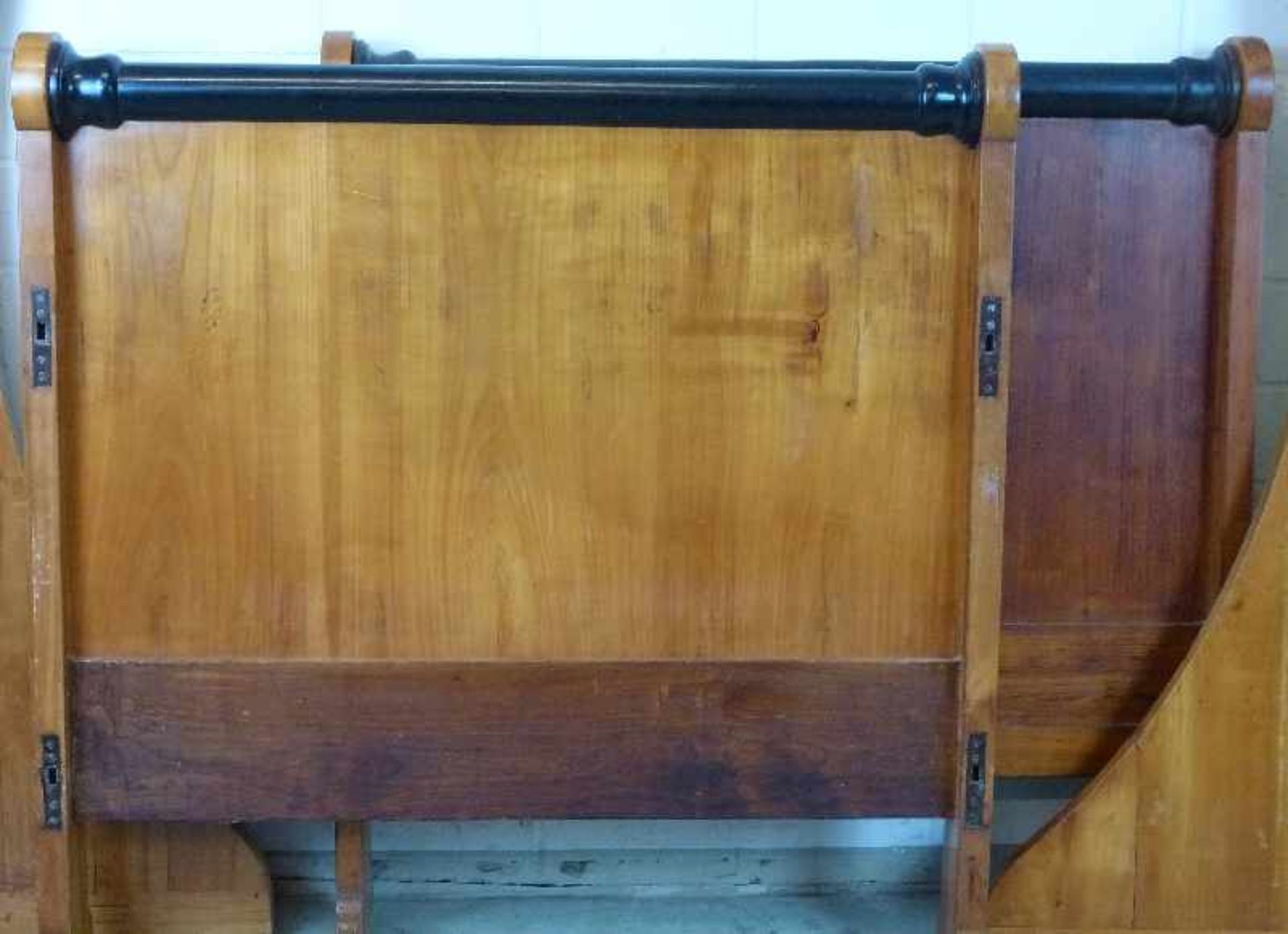 Biedermeier-Bett, um 1820 Kirschbaum, Seitenteile bogenförmig, Kopf- u. Fußteil gleich hoch, durch - Bild 2 aus 2