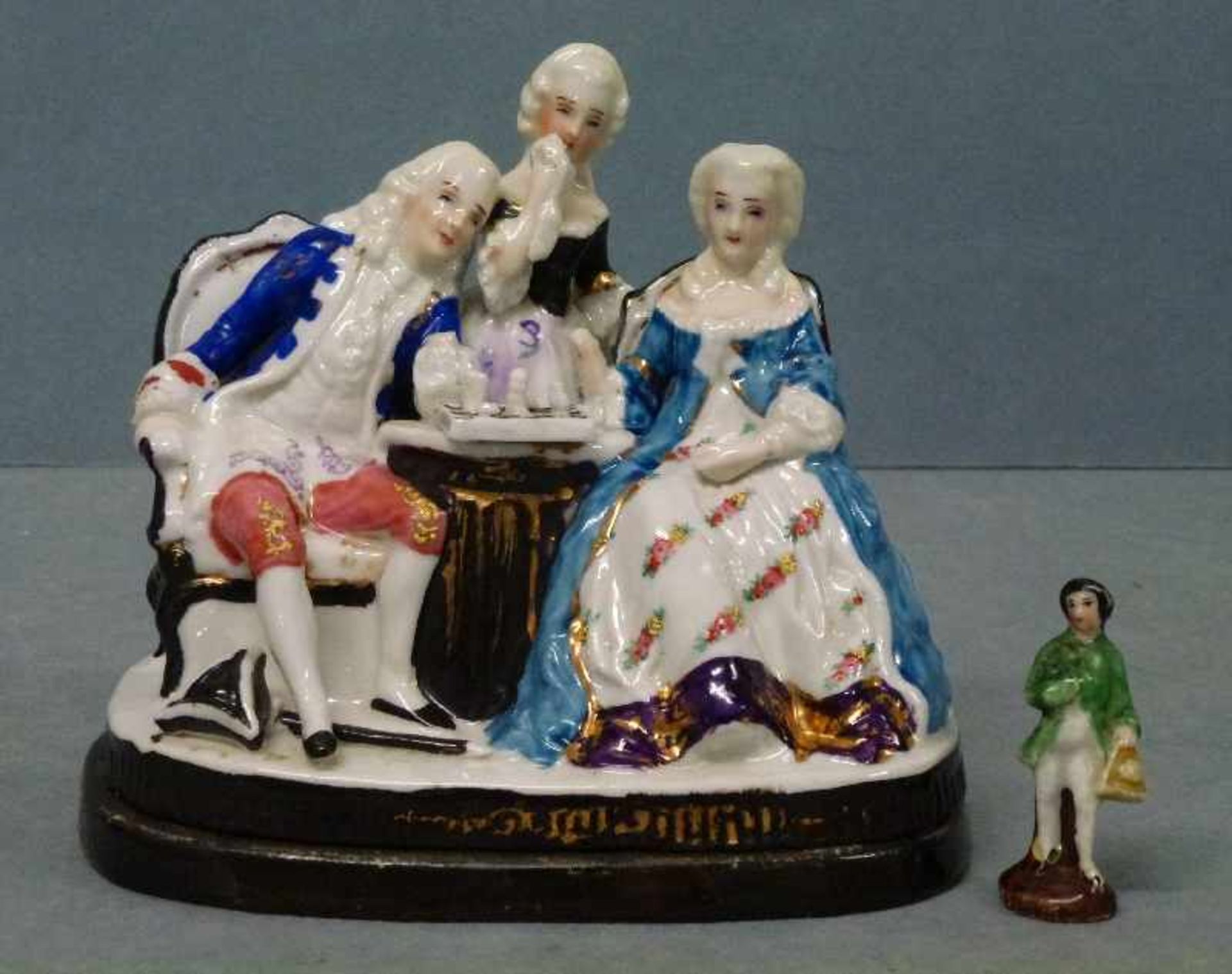 Figurengruppe als Tintenfass, um 1900 Schachspielendes galantes Paar, innen Tintenfass und