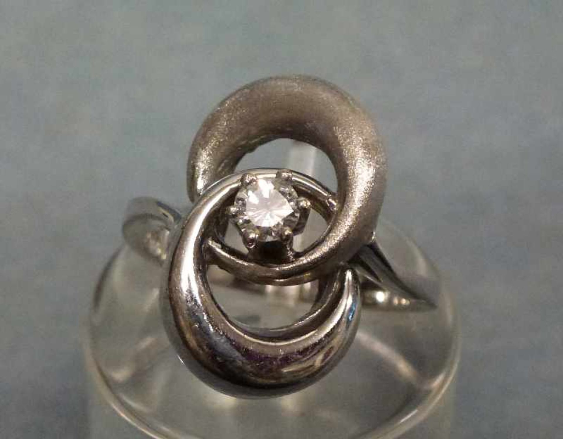 Ring, 585er WG Schleifenknoten, partiell mattiert, mittig Brillant, RG 56, 7,15 g
